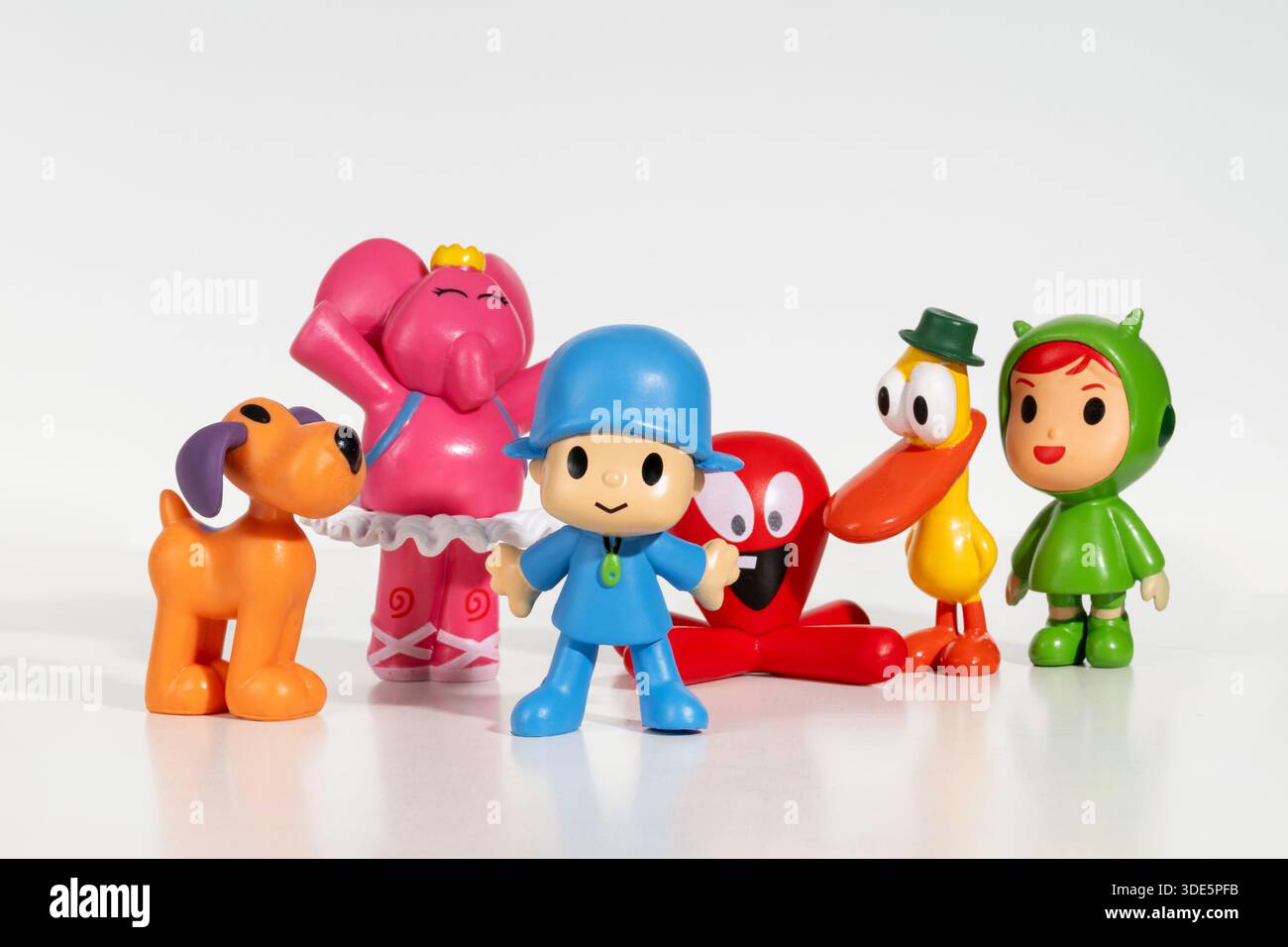 Gruppe von bunten Pocoyo- und Friends-Figuren, die auf weißem Hintergrund stehen Stockfoto