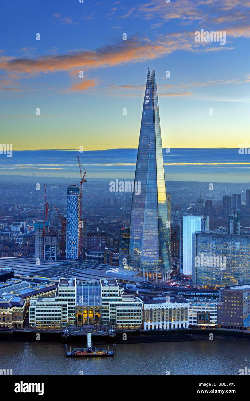 The Shard, pyramidenförmiger Wolkenkratzer und London Bridge Station entlang der Themse in Southwark bei Sonnenuntergang in der Hauptstadt London, England, Großbritannien Stockfoto