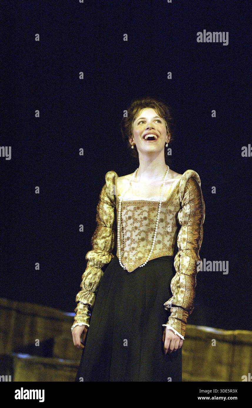 Rebecca Hall (Dona Ana) in MAN AND SUPERMAN von George Bernard Shaw im Theatre Royal, Bath, England 20/07/2004 A Peter Hall Company Produktionsdesign: Kevin Rigdon Beleuchtung: Peter Mumford Regisseur: Peter Hall Stockfoto