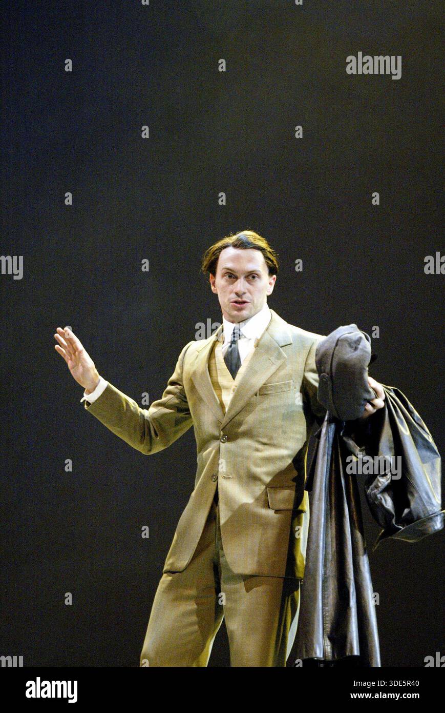 Will Keen (John Tanner) in MAN AND SUPERMAN von George Bernard Shaw im Theatre Royal, Bath, England 20/07/2004 A Peter Hall Company Produktionsdesign: Kevin Rigdon Beleuchtung: Peter Mumford Regisseur: Peter Hall Stockfoto