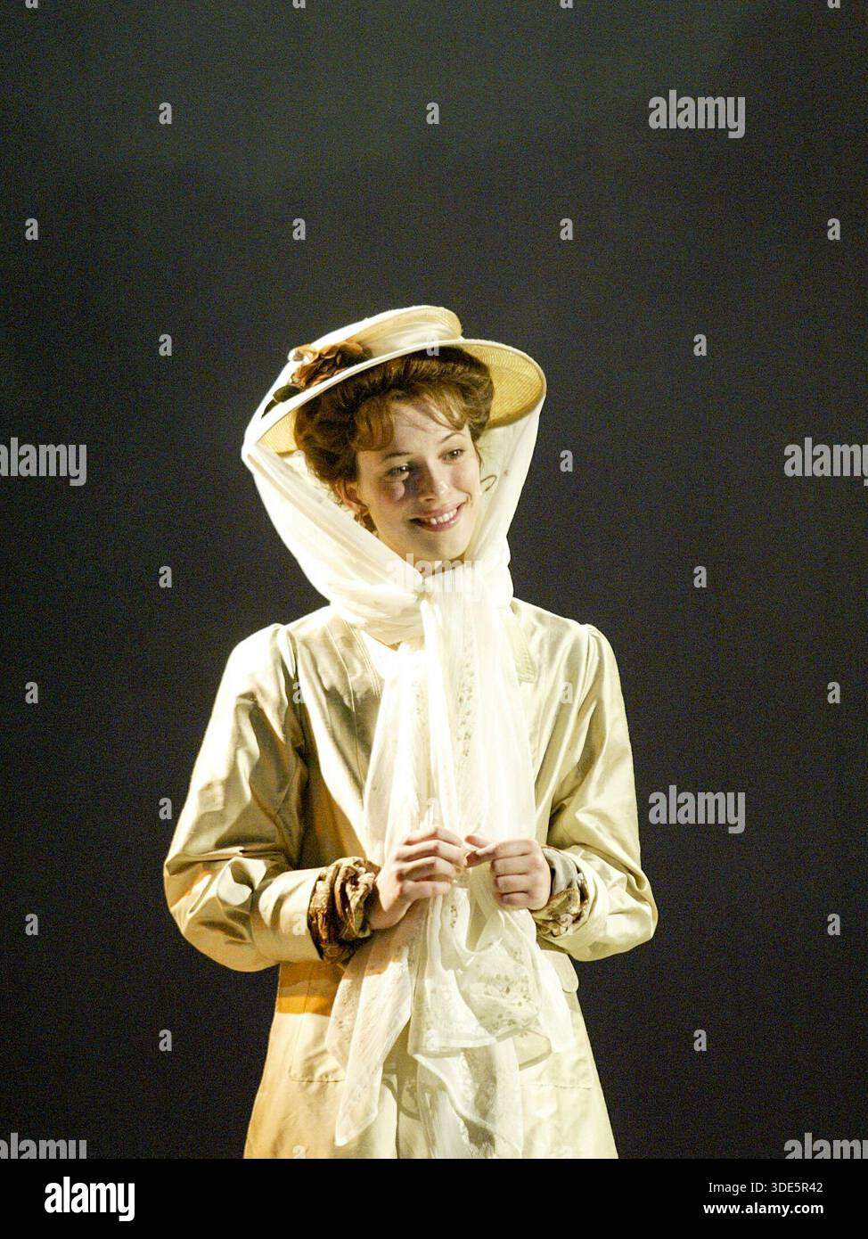 Rebecca Hall (Ann Whitefield) in MAN AND SUPERMAN von George Bernard Shaw im Theatre Royal, Bath, England 20/07/2004 A Peter Hall Company Produktionsdesign: Kevin Rigdon Beleuchtung: Peter Mumford Regisseur: Peter Hall Stockfoto