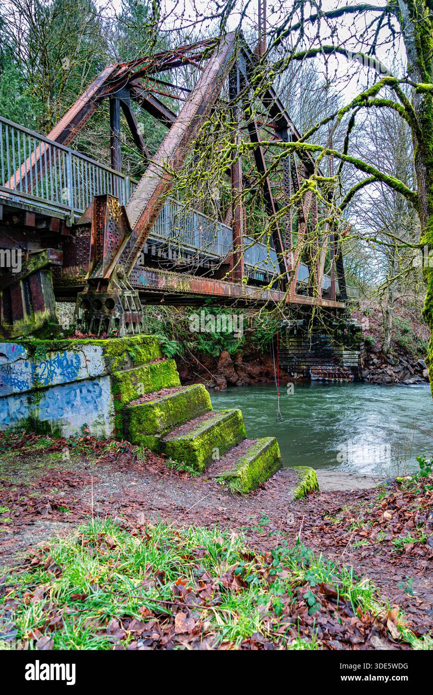 Ein alter Zugtresle dient als Fußgängerbrücke in Reonton, Washington. Stockfoto