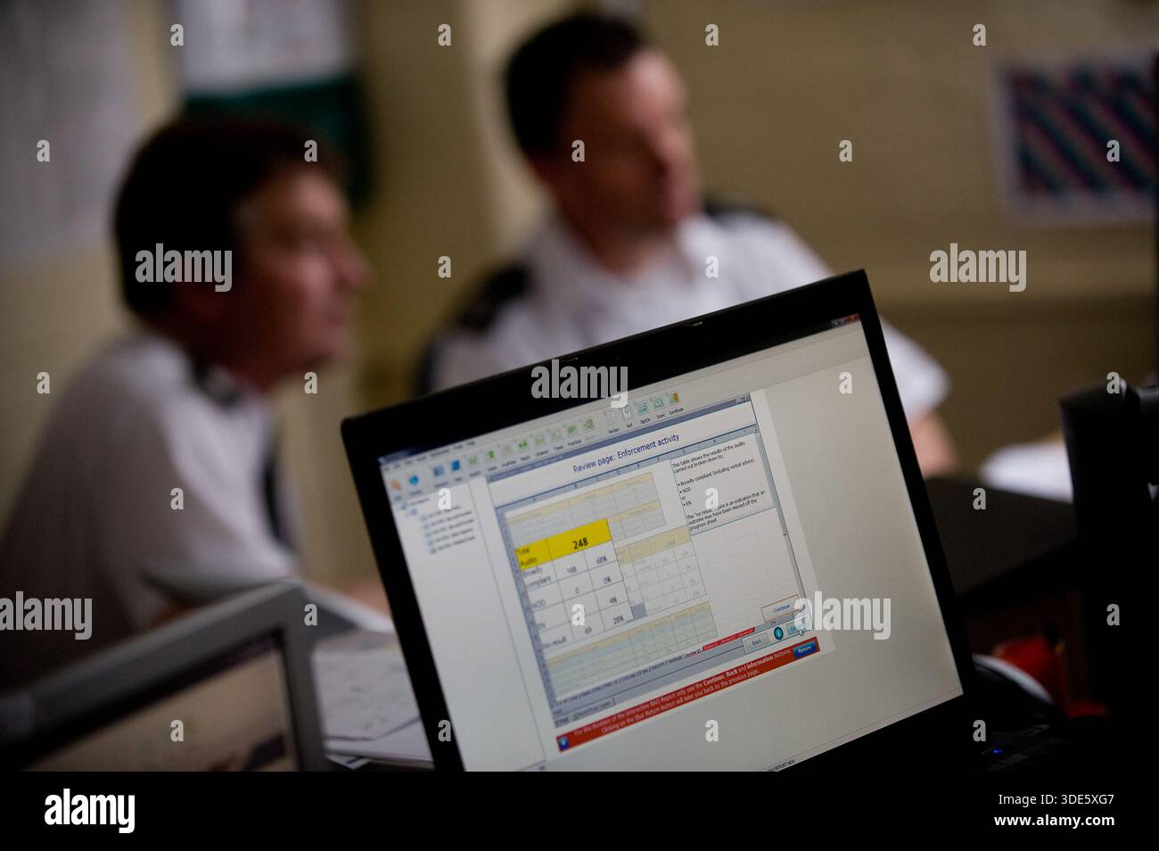 Offiziere der Feuerwehr, die strategische Planung durchführen. Stockfoto