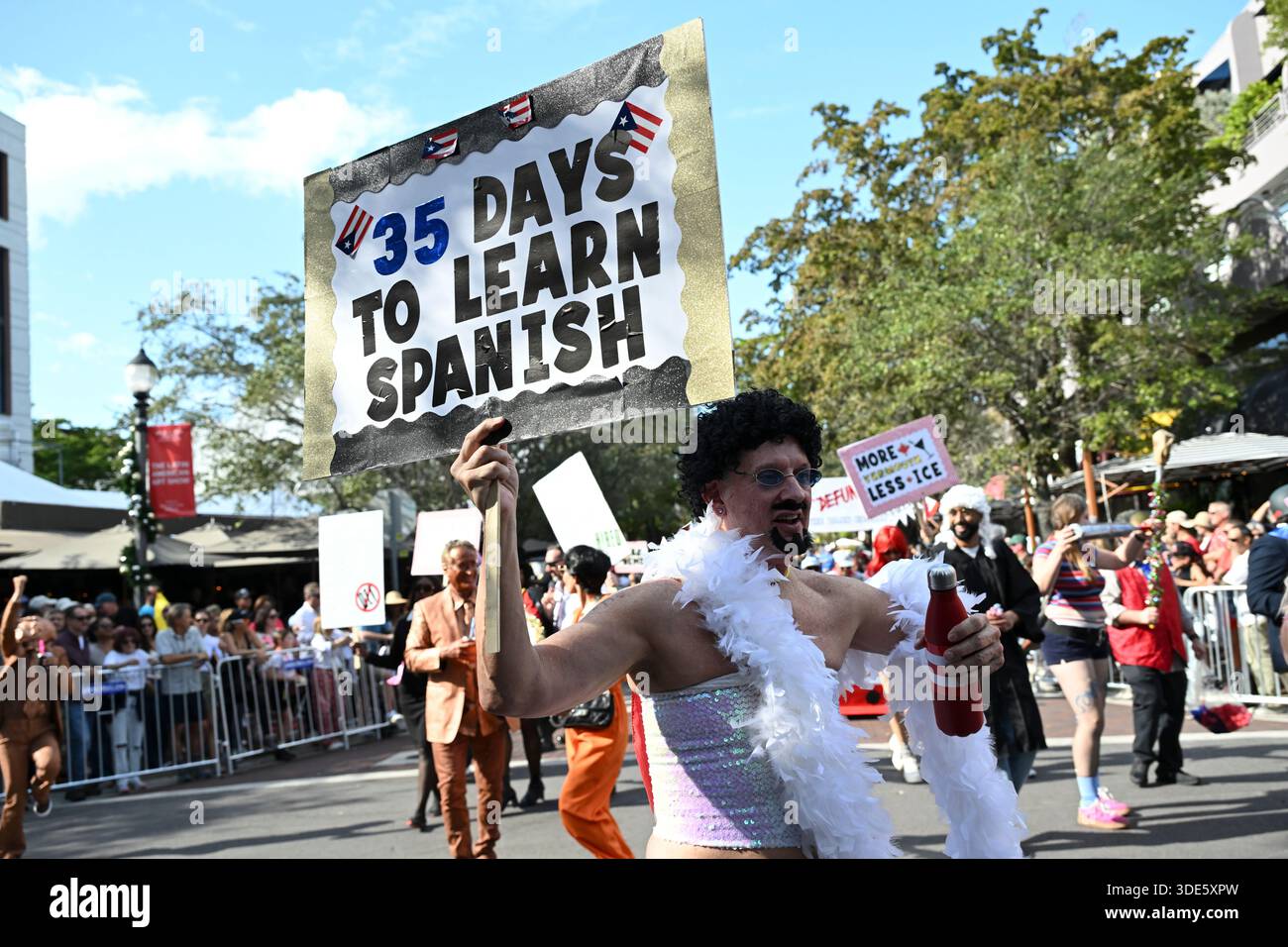 4. Januar 2026, Coconut Grove, Florida, USA: Teilnehmer marschieren während der 42. Jährlichen King Mango Strut Parade. Die satirische Parade feiert das seltsame, wunderbare und wild unerwartete mit Kostümen, Musik und Community-getriebenen Auftritten am 4. Januar 2026 in Coconut Grove, Florida. (Kreditbild: © Michele Eve Sandberg/ZUMA Press Wire) NUR REDAKTIONELLE VERWENDUNG! Nicht für kommerzielle ZWECKE! Stockfoto