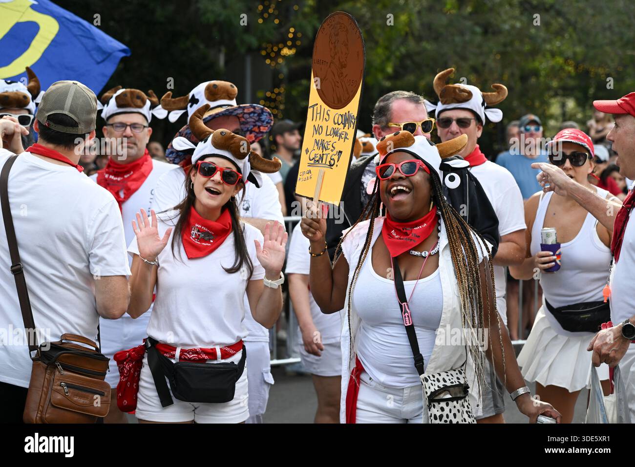 4. Januar 2026, Coconut Grove, Florida, USA: Teilnehmer marschieren während der 42. Jährlichen King Mango Strut Parade. Die satirische Parade feiert das seltsame, wunderbare und wild unerwartete mit Kostümen, Musik und Community-getriebenen Auftritten am 4. Januar 2026 in Coconut Grove, Florida. (Kreditbild: © Michele Eve Sandberg/ZUMA Press Wire) NUR REDAKTIONELLE VERWENDUNG! Nicht für kommerzielle ZWECKE! Stockfoto