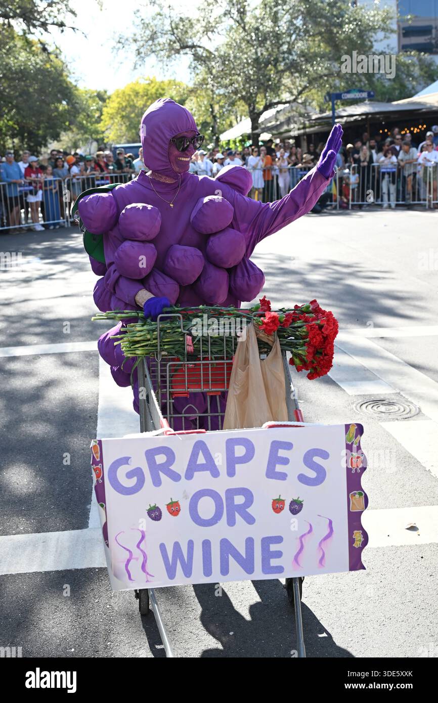 4. Januar 2026, Coconut Grove, Florida, USA: Teilnehmer marschieren während der 42. Jährlichen King Mango Strut Parade. Die satirische Parade feiert das seltsame, wunderbare und wild unerwartete mit Kostümen, Musik und Community-getriebenen Auftritten am 4. Januar 2026 in Coconut Grove, Florida. (Kreditbild: © Michele Eve Sandberg/ZUMA Press Wire) NUR REDAKTIONELLE VERWENDUNG! Nicht für kommerzielle ZWECKE! Stockfoto