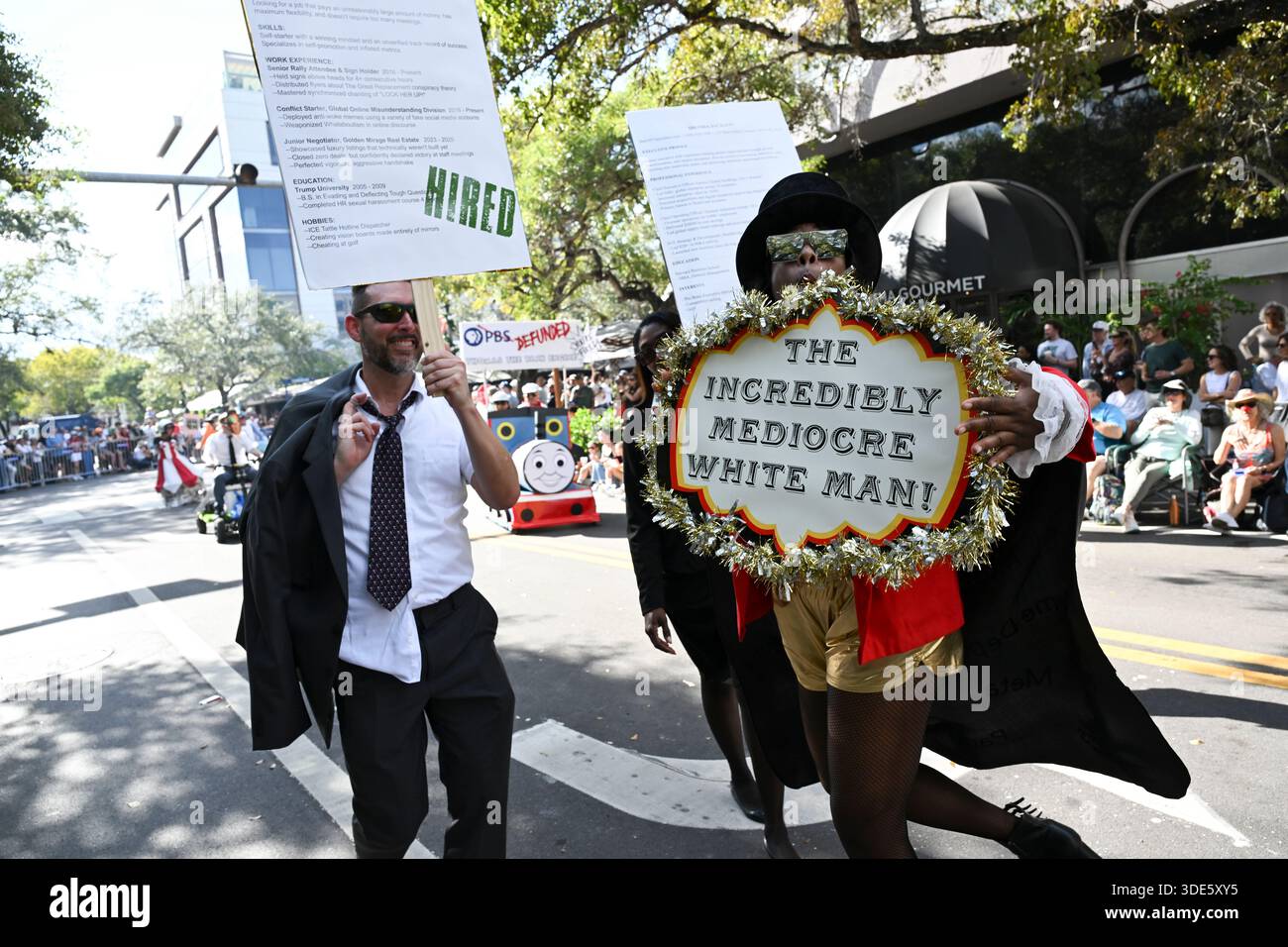 4. Januar 2026, Coconut Grove, Florida, USA: Teilnehmer marschieren während der 42. Jährlichen King Mango Strut Parade. Die satirische Parade feiert das seltsame, wunderbare und wild unerwartete mit Kostümen, Musik und Community-getriebenen Auftritten am 4. Januar 2026 in Coconut Grove, Florida. (Kreditbild: © Michele Eve Sandberg/ZUMA Press Wire) NUR REDAKTIONELLE VERWENDUNG! Nicht für kommerzielle ZWECKE! Stockfoto