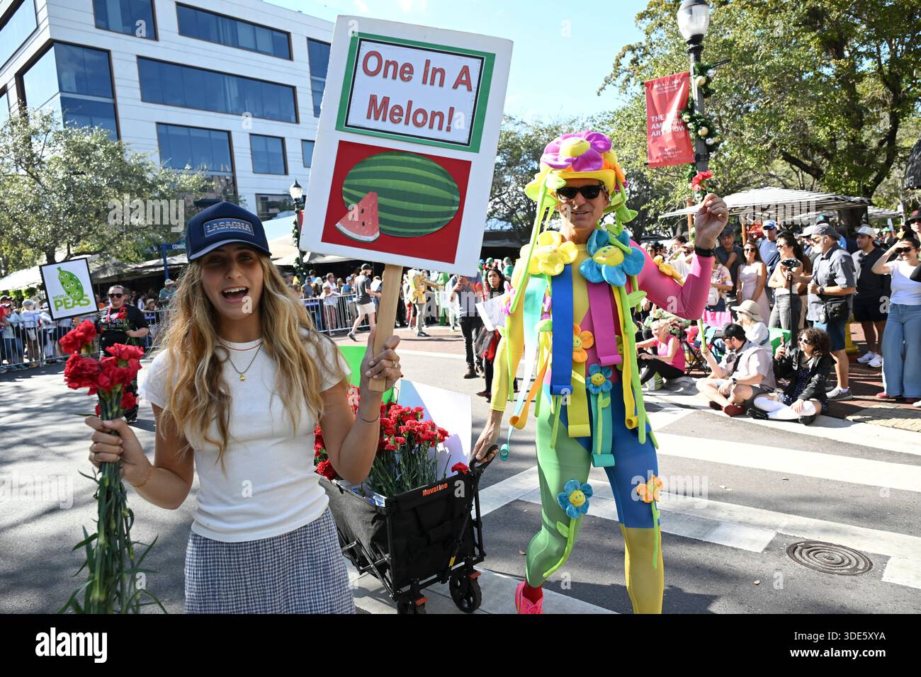 4. Januar 2026, Coconut Grove, Florida, USA: Teilnehmer marschieren während der 42. Jährlichen King Mango Strut Parade. Die satirische Parade feiert das seltsame, wunderbare und wild unerwartete mit Kostümen, Musik und Community-getriebenen Auftritten am 4. Januar 2026 in Coconut Grove, Florida. (Kreditbild: © Michele Eve Sandberg/ZUMA Press Wire) NUR REDAKTIONELLE VERWENDUNG! Nicht für kommerzielle ZWECKE! Stockfoto