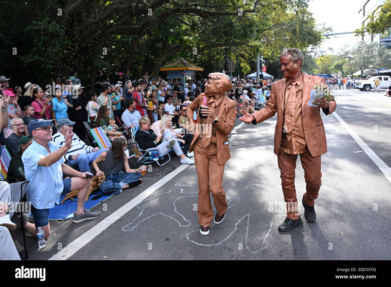 4. Januar 2026, Coconut Grove, Florida, USA: Teilnehmer marschieren während der 42. Jährlichen King Mango Strut Parade. Die satirische Parade feiert das seltsame, wunderbare und wild unerwartete mit Kostümen, Musik und Community-getriebenen Auftritten am 4. Januar 2026 in Coconut Grove, Florida. (Kreditbild: © Michele Eve Sandberg/ZUMA Press Wire) NUR REDAKTIONELLE VERWENDUNG! Nicht für kommerzielle ZWECKE! Stockfoto