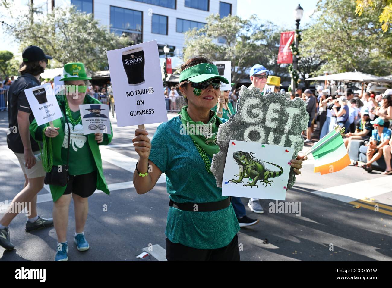 4. Januar 2026, Coconut Grove, Florida, USA: Teilnehmer marschieren während der 42. Jährlichen King Mango Strut Parade. Die satirische Parade feiert das seltsame, wunderbare und wild unerwartete mit Kostümen, Musik und Community-getriebenen Auftritten am 4. Januar 2026 in Coconut Grove, Florida. (Kreditbild: © Michele Eve Sandberg/ZUMA Press Wire) NUR REDAKTIONELLE VERWENDUNG! Nicht für kommerzielle ZWECKE! Stockfoto
