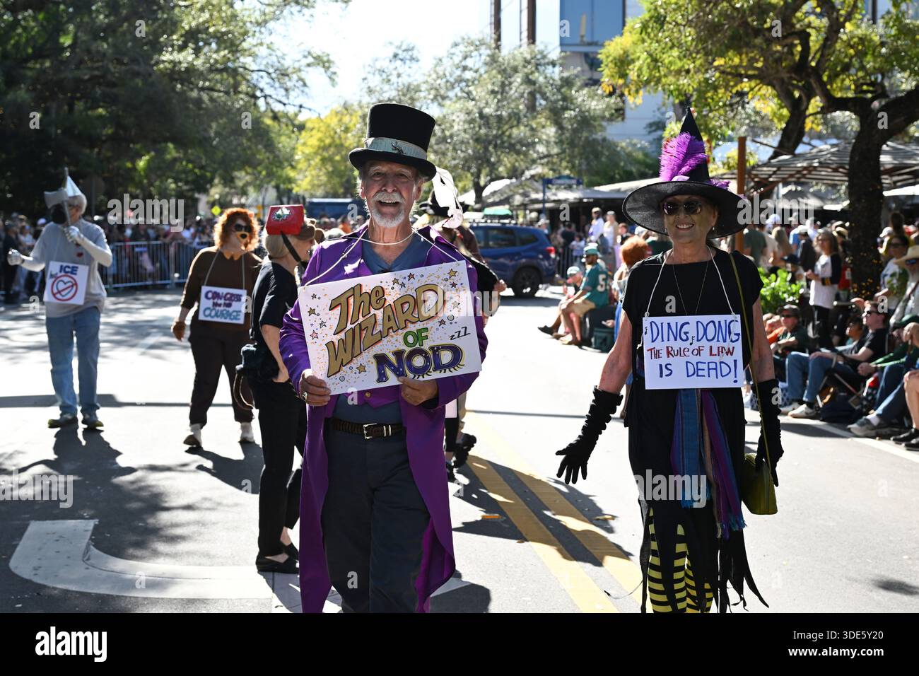 4. Januar 2026, Coconut Grove, Florida, USA: Teilnehmer marschieren während der 42. Jährlichen King Mango Strut Parade. Die satirische Parade feiert das seltsame, wunderbare und wild unerwartete mit Kostümen, Musik und Community-getriebenen Auftritten am 4. Januar 2026 in Coconut Grove, Florida. (Kreditbild: © Michele Eve Sandberg/ZUMA Press Wire) NUR REDAKTIONELLE VERWENDUNG! Nicht für kommerzielle ZWECKE! Stockfoto