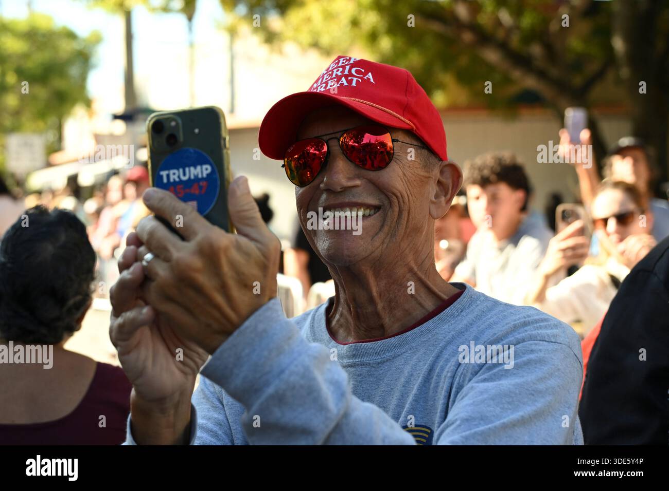 4. Januar 2026, Coconut Grove, Florida, USA: MAGA – Trump Supporter. Die Teilnehmer marschieren während der 42. Jährlichen King Mango Strut Parade. Die satirische Parade feiert das seltsame, wunderbare und wild unerwartete mit Kostümen, Musik und Community-getriebenen Auftritten am 4. Januar 2026 in Coconut Grove, Florida. (Kreditbild: © Michele Eve Sandberg/ZUMA Press Wire) NUR REDAKTIONELLE VERWENDUNG! Nicht für kommerzielle ZWECKE! Stockfoto