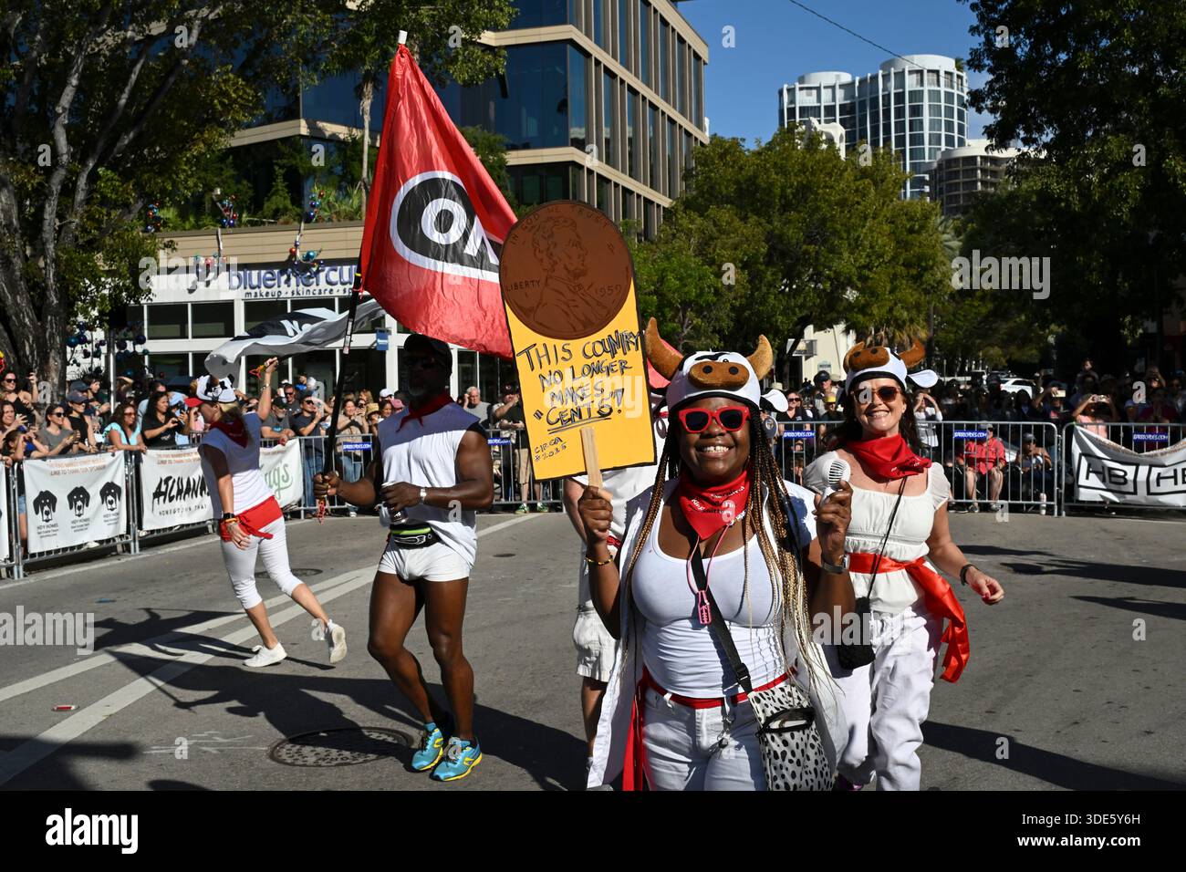 4. Januar 2026, Coconut Grove, Florida, USA: Teilnehmer marschieren während der 42. Jährlichen King Mango Strut Parade. Die satirische Parade feiert das seltsame, wunderbare und wild unerwartete mit Kostümen, Musik und Community-getriebenen Auftritten am 4. Januar 2026 in Coconut Grove, Florida. (Kreditbild: © Michele Eve Sandberg/ZUMA Press Wire) NUR REDAKTIONELLE VERWENDUNG! Nicht für kommerzielle ZWECKE! Stockfoto