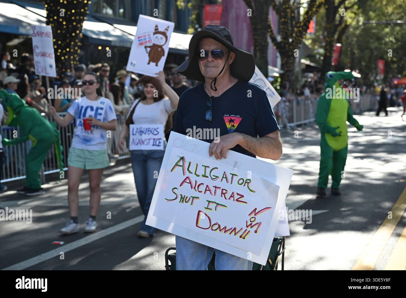 4. Januar 2026, Coconut Grove, Florida, USA: Alligator Alcatraz Poster. Die Teilnehmer marschieren während der 42. Jährlichen King Mango Strut Parade. Die satirische Parade feiert das seltsame, wunderbare und wild unerwartete mit Kostümen, Musik und Community-getriebenen Auftritten am 4. Januar 2026 in Coconut Grove, Florida. (Kreditbild: © Michele Eve Sandberg/ZUMA Press Wire) NUR REDAKTIONELLE VERWENDUNG! Nicht für kommerzielle ZWECKE! Stockfoto