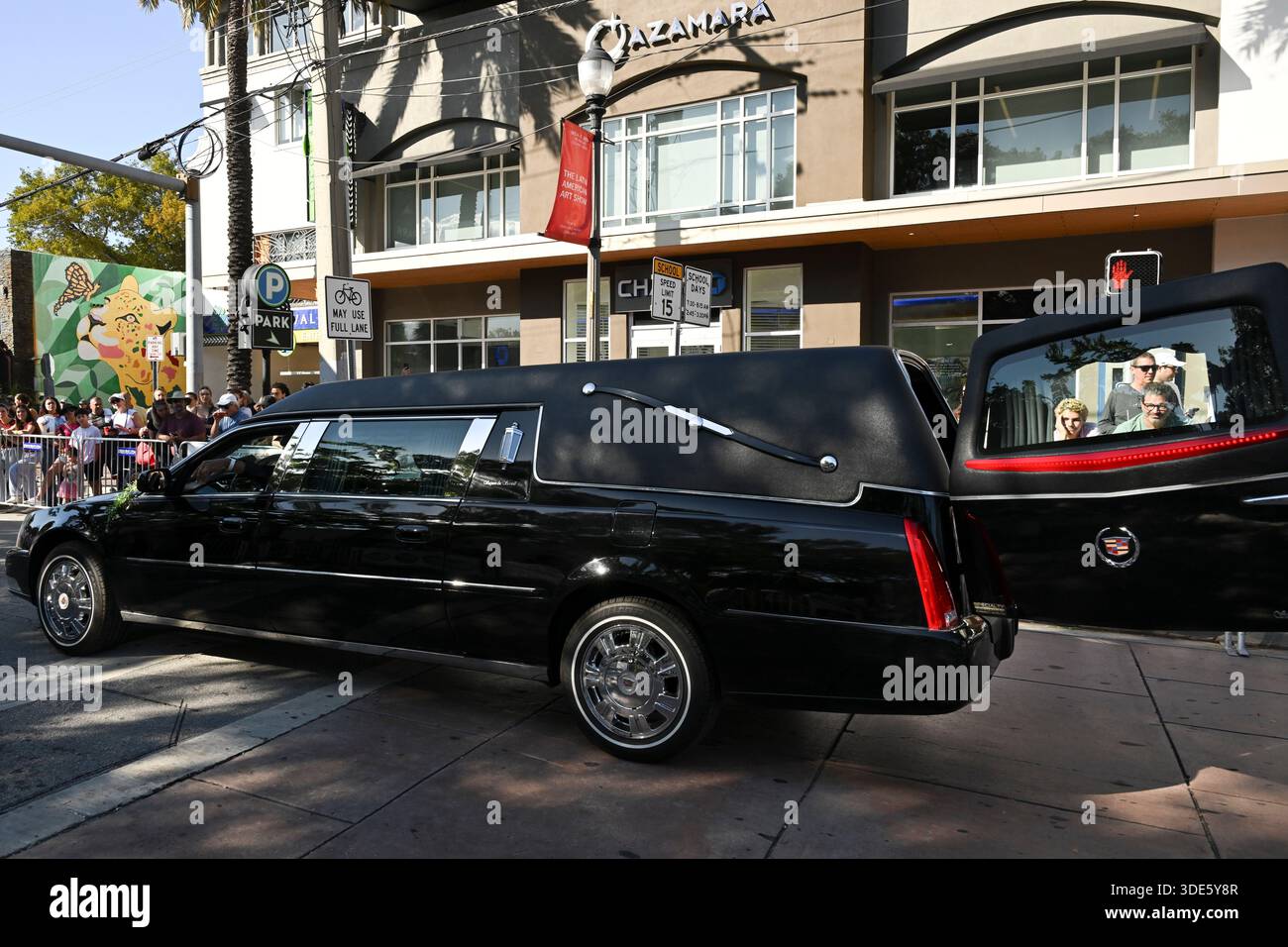 4. Januar 2026, Coconut Grove, Florida, USA: Ein Leichenwagen in der Parade. Die Teilnehmer marschieren während der 42. Jährlichen King Mango Strut Parade. Die satirische Parade feiert das seltsame, wunderbare und wild unerwartete mit Kostümen, Musik und Community-getriebenen Auftritten am 4. Januar 2026 in Coconut Grove, Florida. (Kreditbild: © Michele Eve Sandberg/ZUMA Press Wire) NUR REDAKTIONELLE VERWENDUNG! Nicht für kommerzielle ZWECKE! Stockfoto
