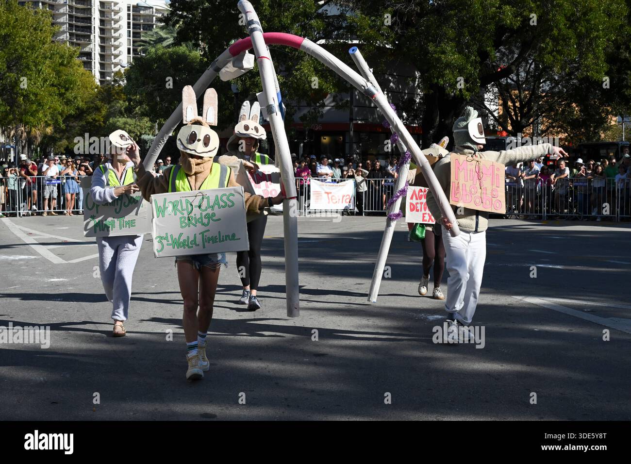 4. Januar 2026, Coconut Grove, Florida, USA: Menschen in Labubu-Kostümen. Die Teilnehmer marschieren während der 42. Jährlichen King Mango Strut Parade. Die satirische Parade feiert das seltsame, wunderbare und wild unerwartete mit Kostümen, Musik und Community-getriebenen Auftritten am 4. Januar 2026 in Coconut Grove, Florida. (Kreditbild: © Michele Eve Sandberg/ZUMA Press Wire) NUR REDAKTIONELLE VERWENDUNG! Nicht für kommerzielle ZWECKE! Stockfoto