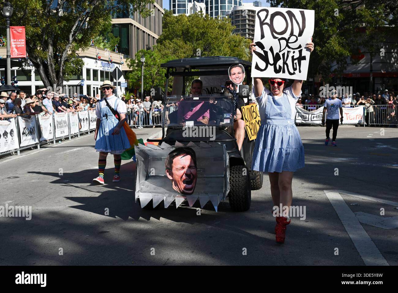 4. Januar 2026, Coconut Grove, Florida, USA: Ron DeSantis Kostüm. Die Teilnehmer marschieren während der 42. Jährlichen King Mango Strut Parade. Die satirische Parade feiert das seltsame, wunderbare und wild unerwartete mit Kostümen, Musik und Community-getriebenen Auftritten am 4. Januar 2026 in Coconut Grove, Florida. (Kreditbild: © Michele Eve Sandberg/ZUMA Press Wire) NUR REDAKTIONELLE VERWENDUNG! Nicht für kommerzielle ZWECKE! Stockfoto