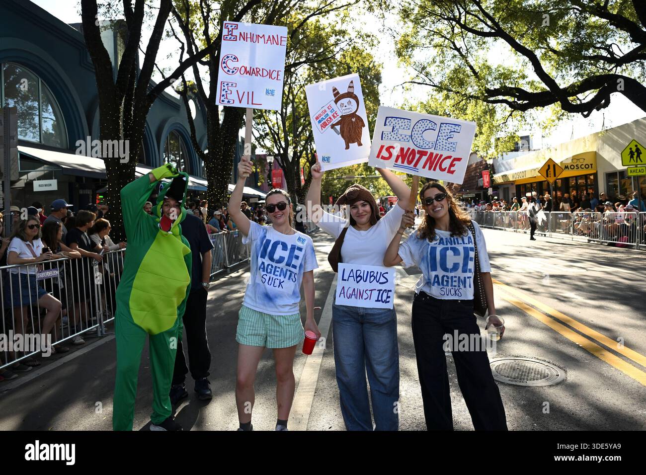 4. Januar 2026, Coconut Grove, Florida, USA: EISPOSTER. Die Teilnehmer marschieren während der 42. Jährlichen King Mango Strut Parade. Die satirische Parade feiert das seltsame, wunderbare und wild unerwartete mit Kostümen, Musik und Community-getriebenen Auftritten am 4. Januar 2026 in Coconut Grove, Florida. (Kreditbild: © Michele Eve Sandberg/ZUMA Press Wire) NUR REDAKTIONELLE VERWENDUNG! Nicht für kommerzielle ZWECKE! Stockfoto