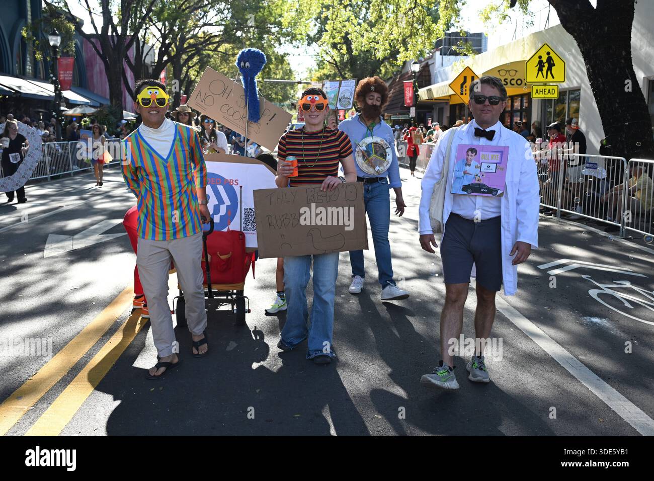 4. Januar 2026, Coconut Grove, Florida, USA: Teilnehmer marschieren während der 42. Jährlichen King Mango Strut Parade. Die satirische Parade feiert das seltsame, wunderbare und wild unerwartete mit Kostümen, Musik und Community-getriebenen Auftritten am 4. Januar 2026 in Coconut Grove, Florida. (Kreditbild: © Michele Eve Sandberg/ZUMA Press Wire) NUR REDAKTIONELLE VERWENDUNG! Nicht für kommerzielle ZWECKE! Stockfoto