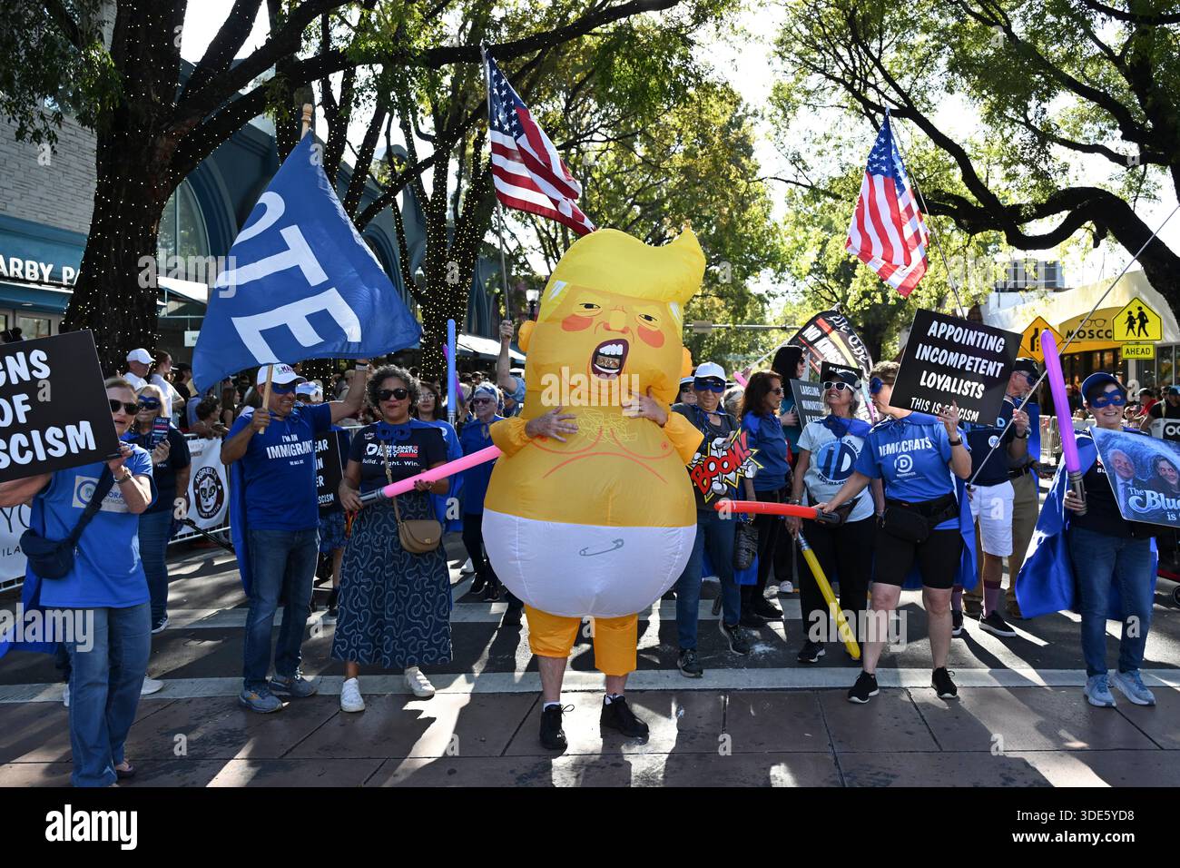 4. Januar 2026, Coconut Grove, Florida, USA: Trump Inflatable. Die Teilnehmer marschieren während der 42. Jährlichen King Mango Strut Parade. Die satirische Parade feiert das seltsame, wunderbare und wild unerwartete mit Kostümen, Musik und Community-getriebenen Auftritten am 4. Januar 2026 in Coconut Grove, Florida. (Kreditbild: © Michele Eve Sandberg/ZUMA Press Wire) NUR REDAKTIONELLE VERWENDUNG! Nicht für kommerzielle ZWECKE! Stockfoto