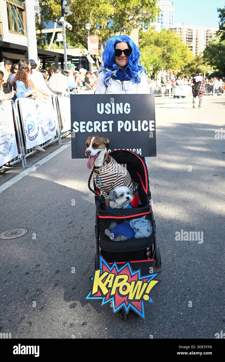 4. Januar 2026, Coconut Grove, Florida, USA: Teilnehmer marschieren während der 42. Jährlichen King Mango Strut Parade. Die satirische Parade feiert das seltsame, wunderbare und wild unerwartete mit Kostümen, Musik und Community-getriebenen Auftritten am 4. Januar 2026 in Coconut Grove, Florida. (Kreditbild: © Michele Eve Sandberg/ZUMA Press Wire) NUR REDAKTIONELLE VERWENDUNG! Nicht für kommerzielle ZWECKE! Stockfoto