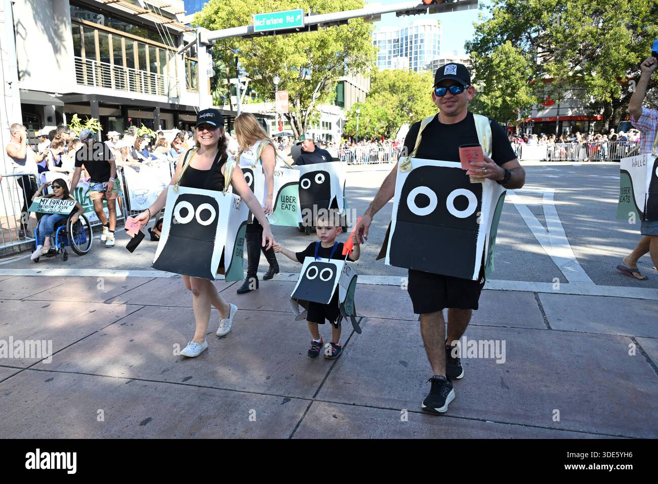 Januar 2026, Coconut Grove, Florida, USA: DoorDash (Dot), Kostüm. Die Teilnehmer marschieren während der 42. Jährlichen King Mango Strut Parade. Die satirische Parade feiert das seltsame, wunderbare und wild unerwartete mit Kostümen, Musik und Community-getriebenen Auftritten am 4. Januar 2026 in Coconut Grove, Florida. (Kreditbild: © Michele Eve Sandberg/ZUMA Press Wire) NUR REDAKTIONELLE VERWENDUNG! Nicht für kommerzielle ZWECKE! Stockfoto