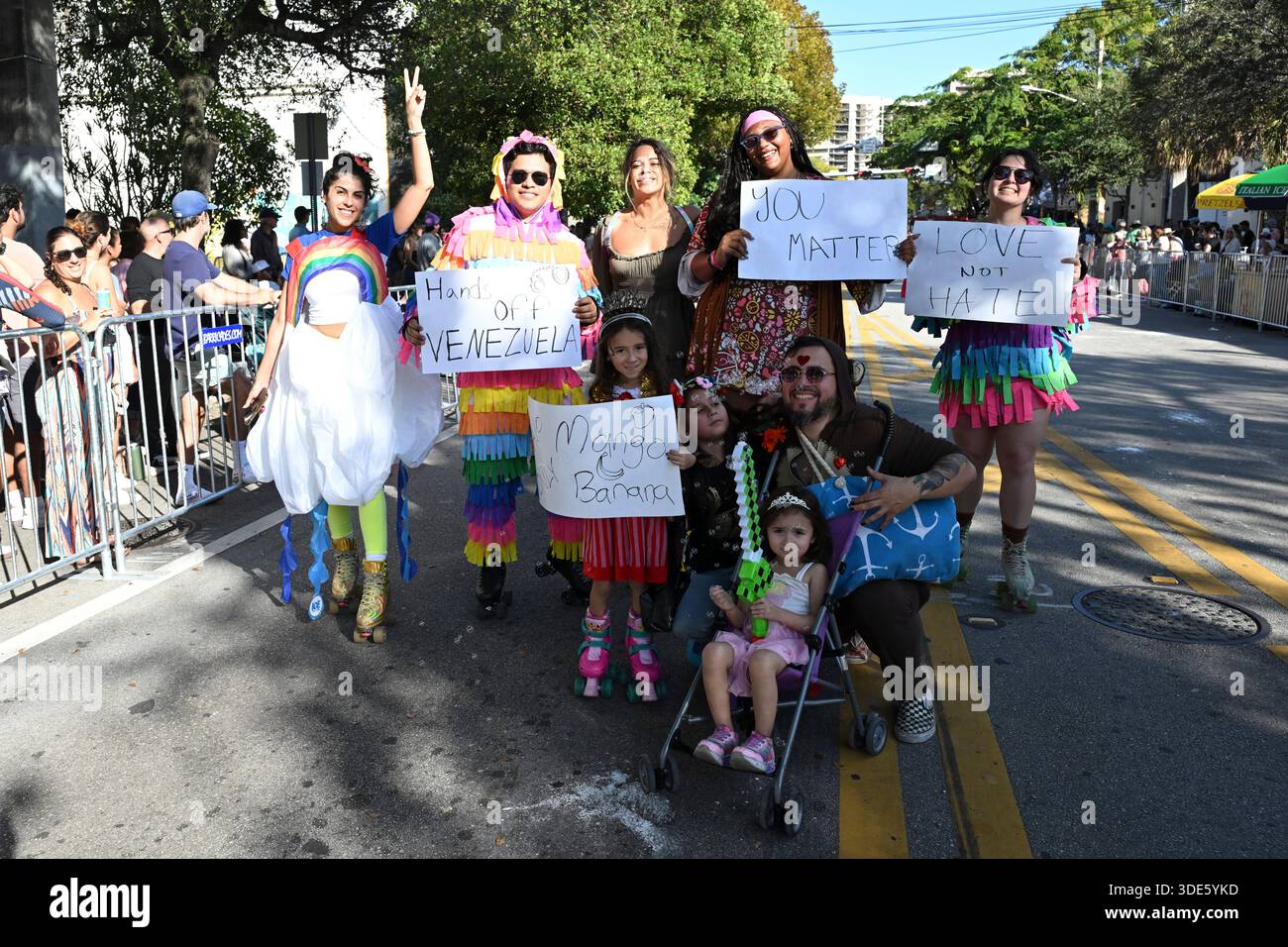4. Januar 2026, Coconut Grove, Florida, USA: Teilnehmer marschieren während der 42. Jährlichen King Mango Strut Parade. Die satirische Parade feiert das seltsame, wunderbare und wild unerwartete mit Kostümen, Musik und Community-getriebenen Auftritten am 4. Januar 2026 in Coconut Grove, Florida. (Kreditbild: © Michele Eve Sandberg/ZUMA Press Wire) NUR REDAKTIONELLE VERWENDUNG! Nicht für kommerzielle ZWECKE! Stockfoto