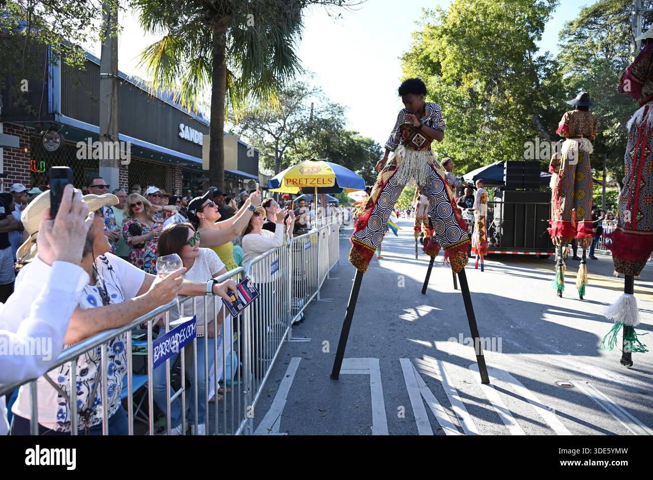 4. Januar 2026, Coconut Grove, Florida, USA: Teilnehmer marschieren während der 42. Jährlichen King Mango Strut Parade. Die satirische Parade feiert das seltsame, wunderbare und wild unerwartete mit Kostümen, Musik und Community-getriebenen Auftritten am 4. Januar 2026 in Coconut Grove, Florida. (Kreditbild: © Michele Eve Sandberg/ZUMA Press Wire) NUR REDAKTIONELLE VERWENDUNG! Nicht für kommerzielle ZWECKE! Stockfoto