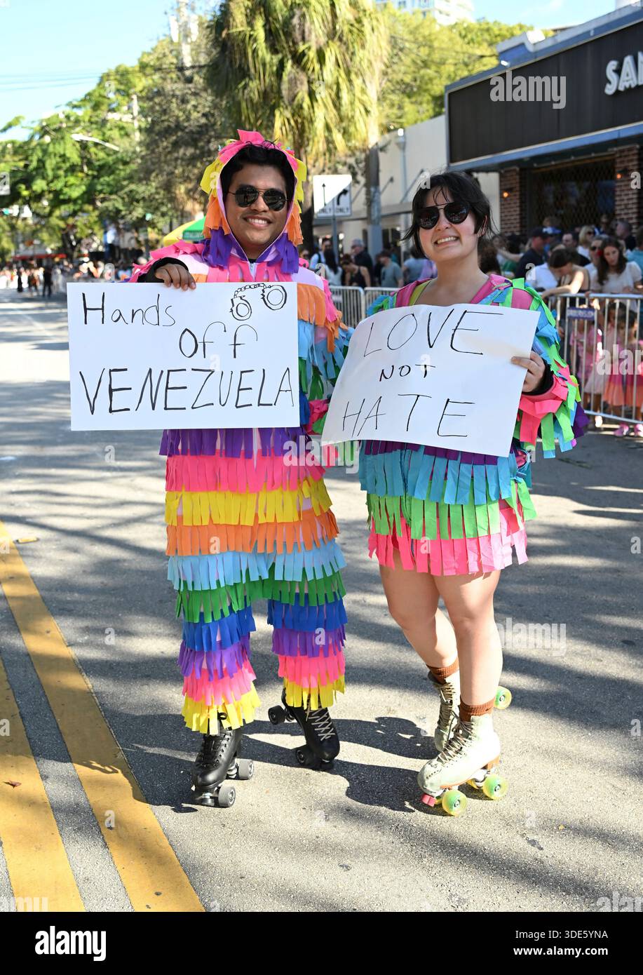 4. Januar 2026, Coconut Grove, Florida, USA: Teilnehmer marschieren während der 42. Jährlichen King Mango Strut Parade. Die satirische Parade feiert das seltsame, wunderbare und wild unerwartete mit Kostümen, Musik und Community-getriebenen Auftritten am 4. Januar 2026 in Coconut Grove, Florida. (Kreditbild: © Michele Eve Sandberg/ZUMA Press Wire) NUR REDAKTIONELLE VERWENDUNG! Nicht für kommerzielle ZWECKE! Stockfoto