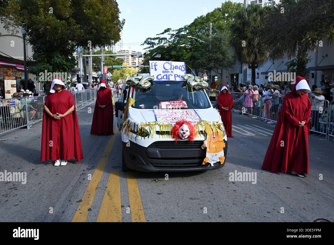 4. Januar 2026, Coconut Grove, Florida, USA: Teilnehmer marschieren während der 42. Jährlichen King Mango Strut Parade. Die satirische Parade feiert das seltsame, wunderbare und wild unerwartete mit Kostümen, Musik und Community-getriebenen Auftritten am 4. Januar 2026 in Coconut Grove, Florida. (Kreditbild: © Michele Eve Sandberg/ZUMA Press Wire) NUR REDAKTIONELLE VERWENDUNG! Nicht für kommerzielle ZWECKE! Stockfoto