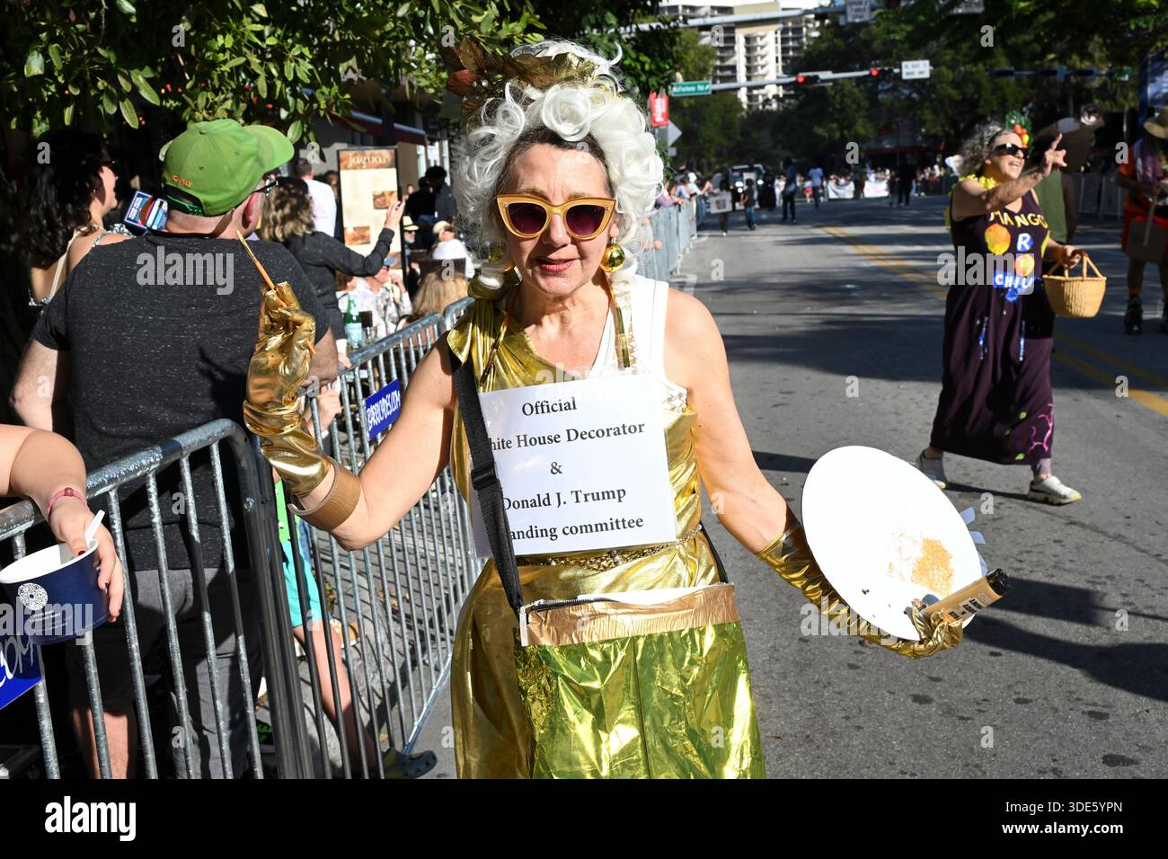 4. Januar 2026, Coconut Grove, Florida, USA: Teilnehmer marschieren während der 42. Jährlichen King Mango Strut Parade. Die satirische Parade feiert das seltsame, wunderbare und wild unerwartete mit Kostümen, Musik und Community-getriebenen Auftritten am 4. Januar 2026 in Coconut Grove, Florida. (Kreditbild: © Michele Eve Sandberg/ZUMA Press Wire) NUR REDAKTIONELLE VERWENDUNG! Nicht für kommerzielle ZWECKE! Stockfoto