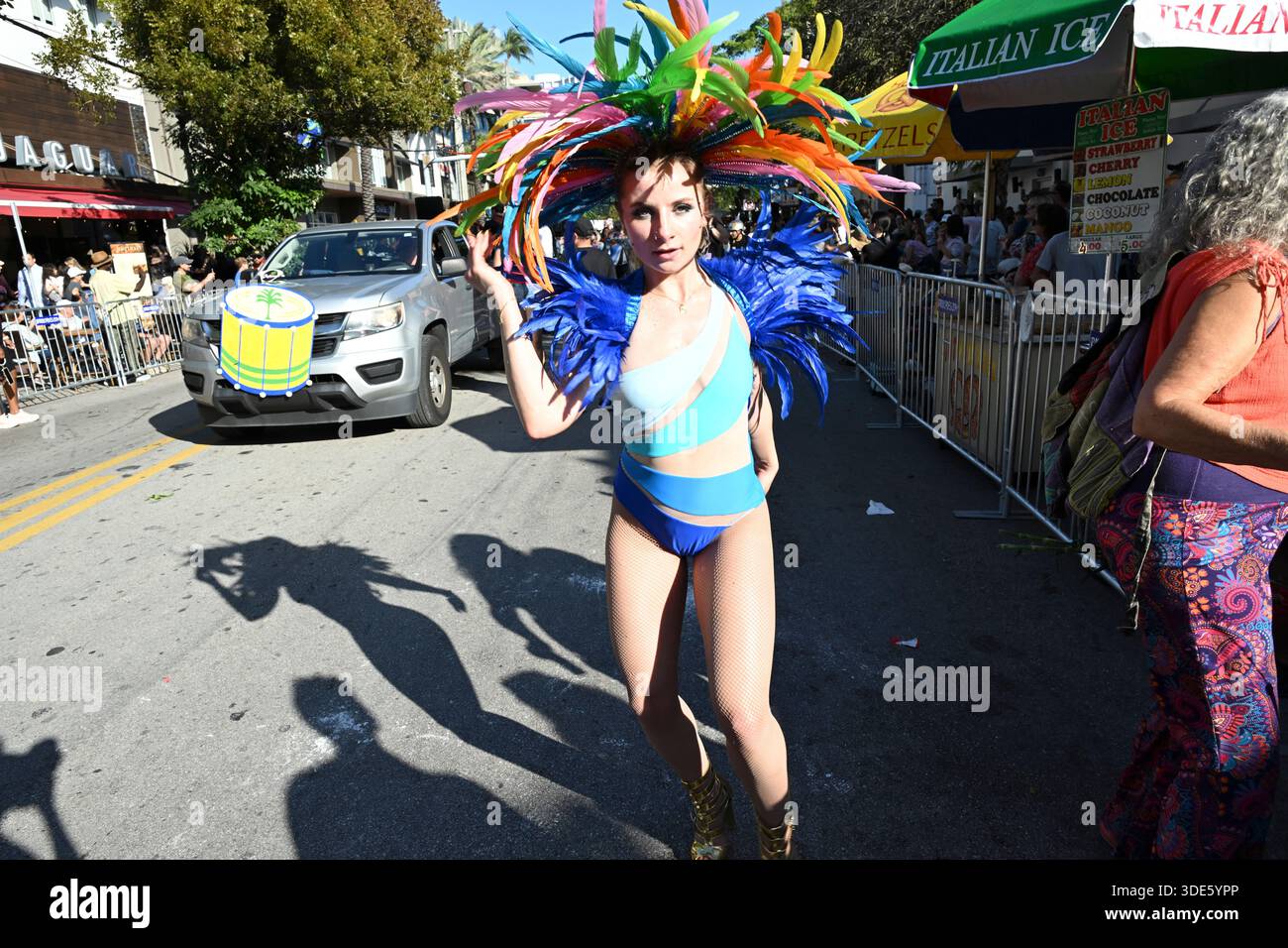 4. Januar 2026, Coconut Grove, Florida, USA: Teilnehmer marschieren während der 42. Jährlichen King Mango Strut Parade. Die satirische Parade feiert das seltsame, wunderbare und wild unerwartete mit Kostümen, Musik und Community-getriebenen Auftritten am 4. Januar 2026 in Coconut Grove, Florida. (Kreditbild: © Michele Eve Sandberg/ZUMA Press Wire) NUR REDAKTIONELLE VERWENDUNG! Nicht für kommerzielle ZWECKE! Stockfoto