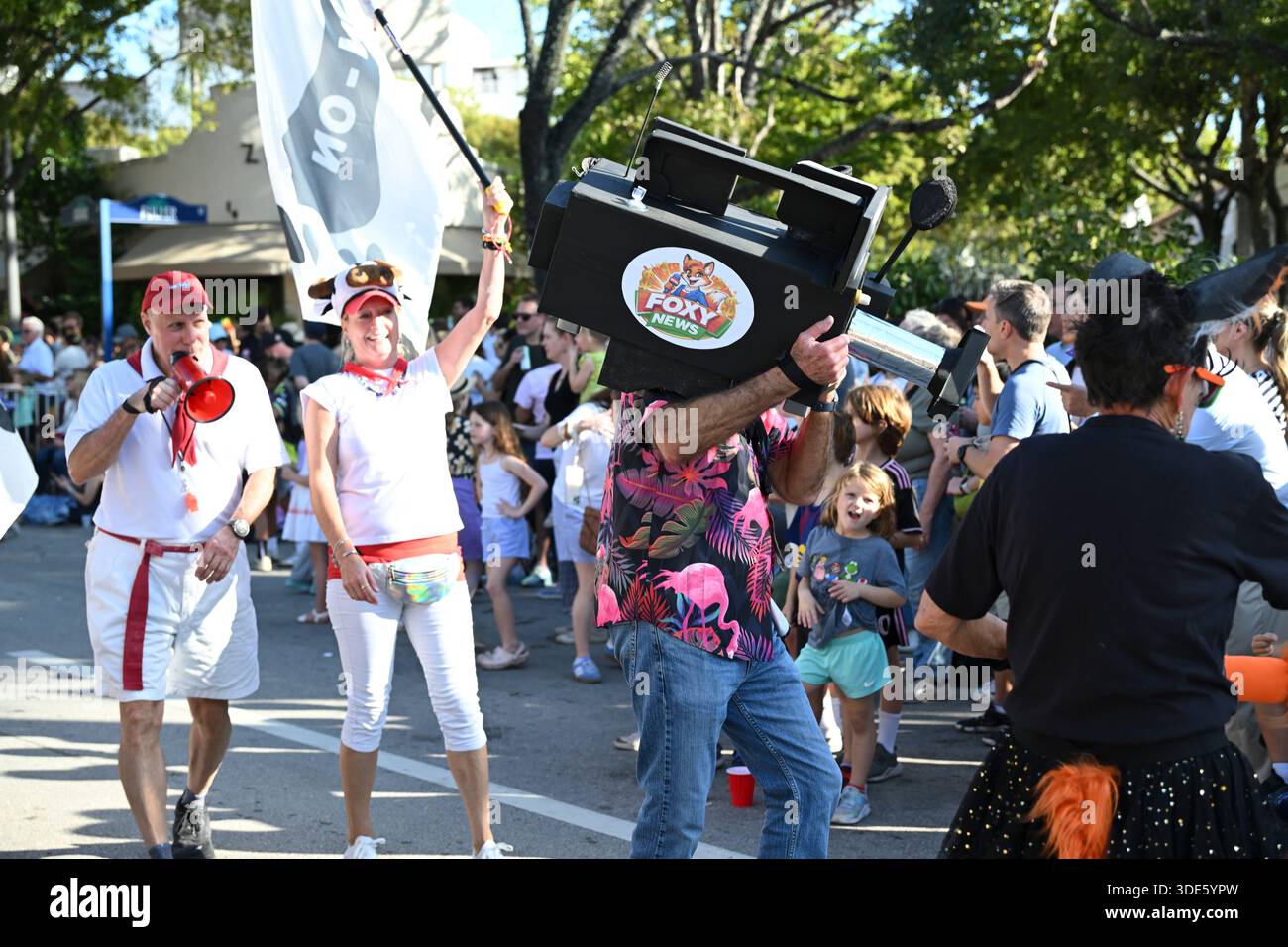 4. Januar 2026, Coconut Grove, Florida, USA: Teilnehmer marschieren während der 42. Jährlichen King Mango Strut Parade. Die satirische Parade feiert das seltsame, wunderbare und wild unerwartete mit Kostümen, Musik und Community-getriebenen Auftritten am 4. Januar 2026 in Coconut Grove, Florida. (Kreditbild: © Michele Eve Sandberg/ZUMA Press Wire) NUR REDAKTIONELLE VERWENDUNG! Nicht für kommerzielle ZWECKE! Stockfoto