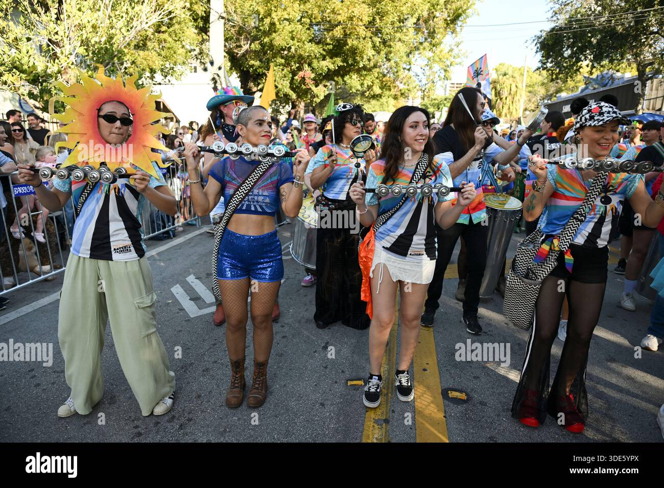 4. Januar 2026, Coconut Grove, Florida, USA: Teilnehmer marschieren während der 42. Jährlichen King Mango Strut Parade. Die satirische Parade feiert das seltsame, wunderbare und wild unerwartete mit Kostümen, Musik und Community-getriebenen Auftritten am 4. Januar 2026 in Coconut Grove, Florida. (Kreditbild: © Michele Eve Sandberg/ZUMA Press Wire) NUR REDAKTIONELLE VERWENDUNG! Nicht für kommerzielle ZWECKE! Stockfoto