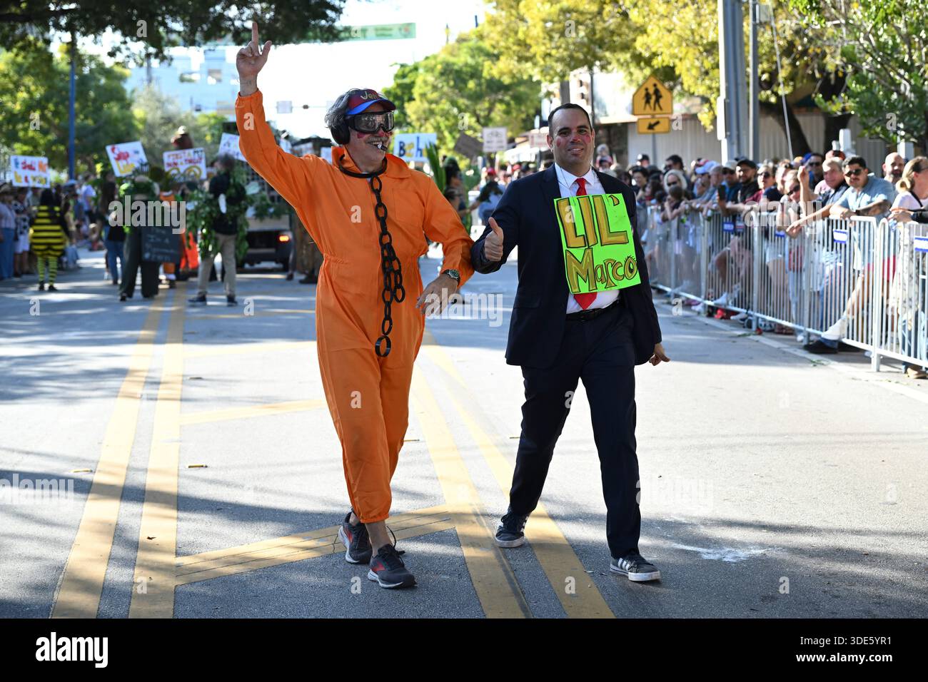 4. Januar 2026, Coconut Grove, Florida, USA: Teilnehmer marschieren während der 42. Jährlichen King Mango Strut Parade. Die satirische Parade feiert das seltsame, wunderbare und wild unerwartete mit Kostümen, Musik und Community-getriebenen Auftritten am 4. Januar 2026 in Coconut Grove, Florida. (Kreditbild: © Michele Eve Sandberg/ZUMA Press Wire) NUR REDAKTIONELLE VERWENDUNG! Nicht für kommerzielle ZWECKE! Stockfoto