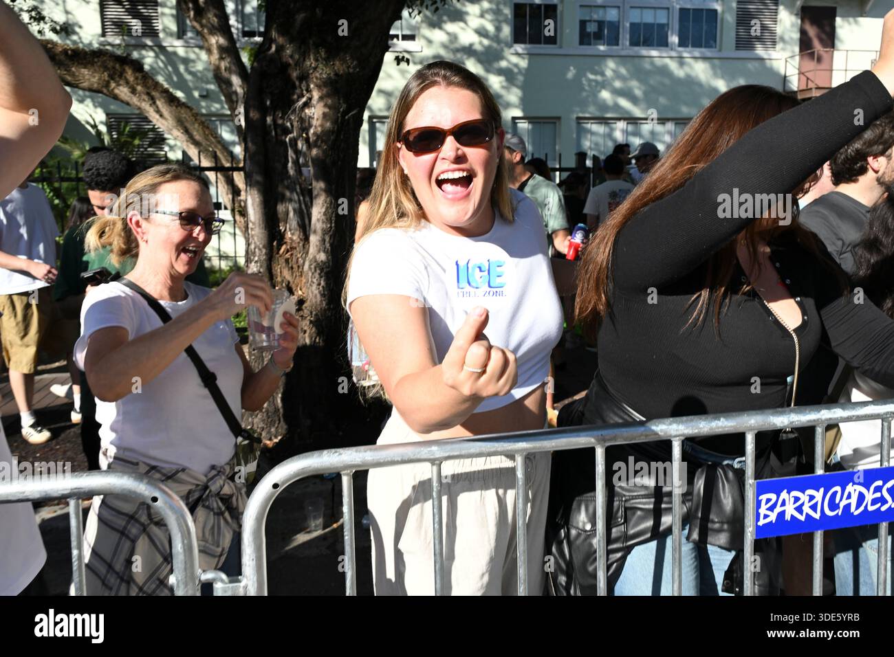 4. Januar 2026, Coconut Grove, Florida, USA: Teilnehmer marschieren während der 42. Jährlichen King Mango Strut Parade. Die satirische Parade feiert das seltsame, wunderbare und wild unerwartete mit Kostümen, Musik und Community-getriebenen Auftritten am 4. Januar 2026 in Coconut Grove, Florida. (Kreditbild: © Michele Eve Sandberg/ZUMA Press Wire) NUR REDAKTIONELLE VERWENDUNG! Nicht für kommerzielle ZWECKE! Stockfoto