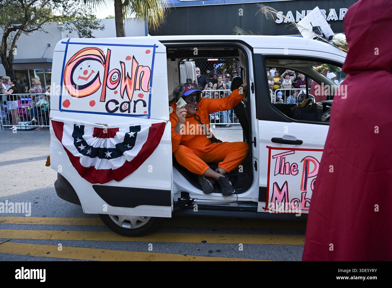 4. Januar 2026, Coconut Grove, Florida, USA: Teilnehmer marschieren während der 42. Jährlichen King Mango Strut Parade. Die satirische Parade feiert das seltsame, wunderbare und wild unerwartete mit Kostümen, Musik und Community-getriebenen Auftritten am 4. Januar 2026 in Coconut Grove, Florida. (Kreditbild: © Michele Eve Sandberg/ZUMA Press Wire) NUR REDAKTIONELLE VERWENDUNG! Nicht für kommerzielle ZWECKE! Stockfoto