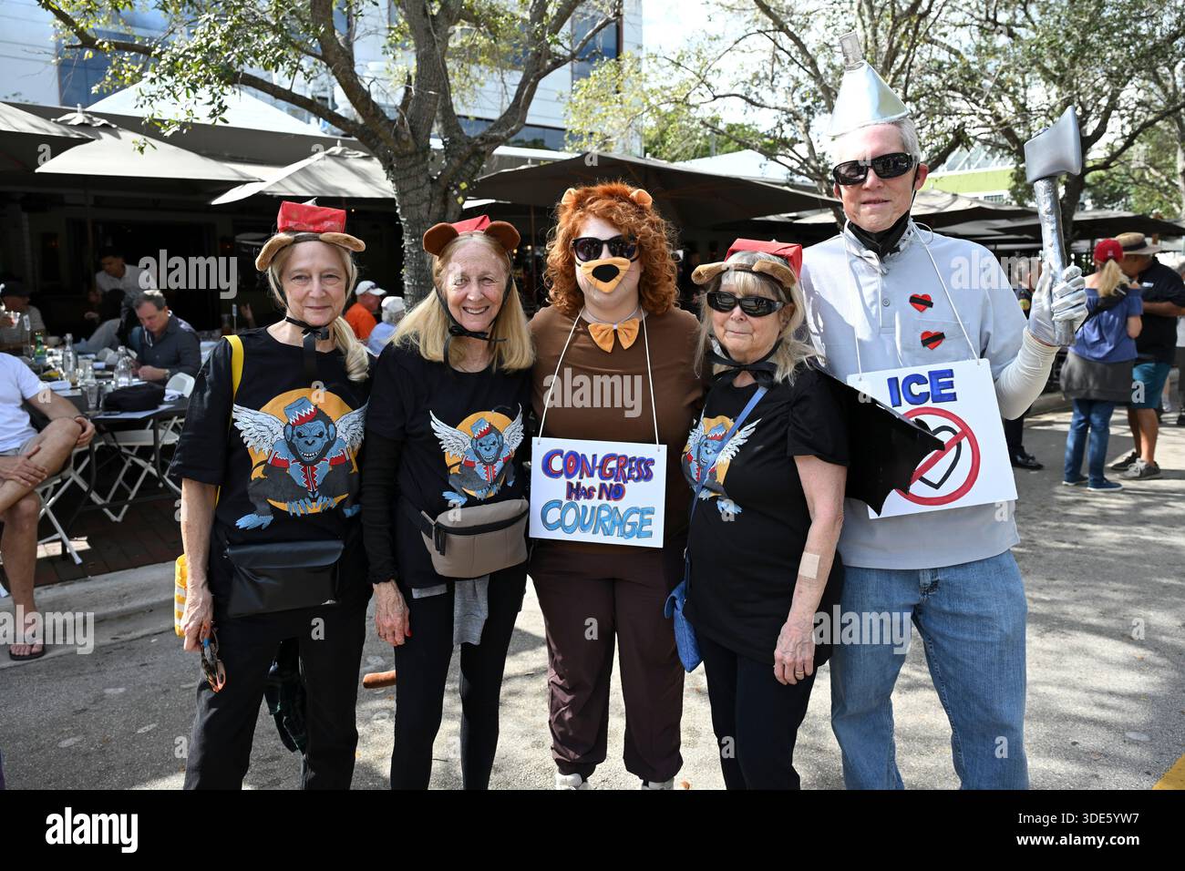 4. Januar 2026: Coconut Grove, Florida, USA: Politischer Humor. Die Teilnehmer marschieren während der 42. Jährlichen King Mango Strut Parade. Die satirische Parade feiert das seltsame, wunderbare und wild unerwartete mit Kostümen, Musik und Community-getriebenen Auftritten am 4. Januar 2026 in Coconut Grove, Florida. (Kreditbild: © Michele Eve Sandberg/ZUMA Press Wire) NUR REDAKTIONELLE VERWENDUNG! Nicht für kommerzielle ZWECKE! Stockfoto