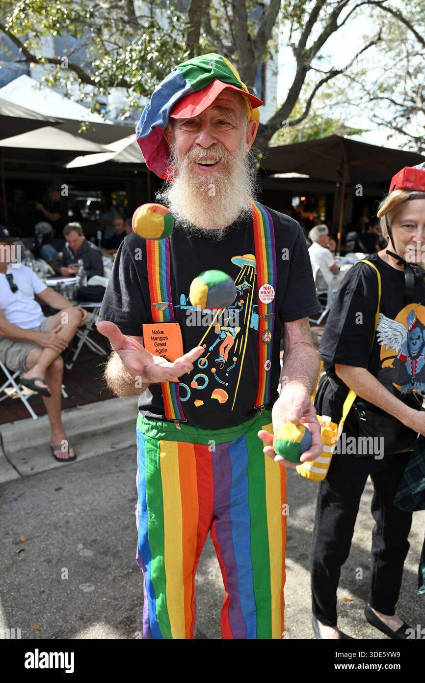 4. Januar 2026, Coconut Grove, Florida, USA: Teilnehmer marschieren während der 42. Jährlichen King Mango Strut Parade. Die satirische Parade feiert das seltsame, wunderbare und wild unerwartete mit Kostümen, Musik und Community-getriebenen Auftritten am 4. Januar 2026 in Coconut Grove, Florida. (Kreditbild: © Michele Eve Sandberg/ZUMA Press Wire) NUR REDAKTIONELLE VERWENDUNG! Nicht für kommerzielle ZWECKE! Stockfoto