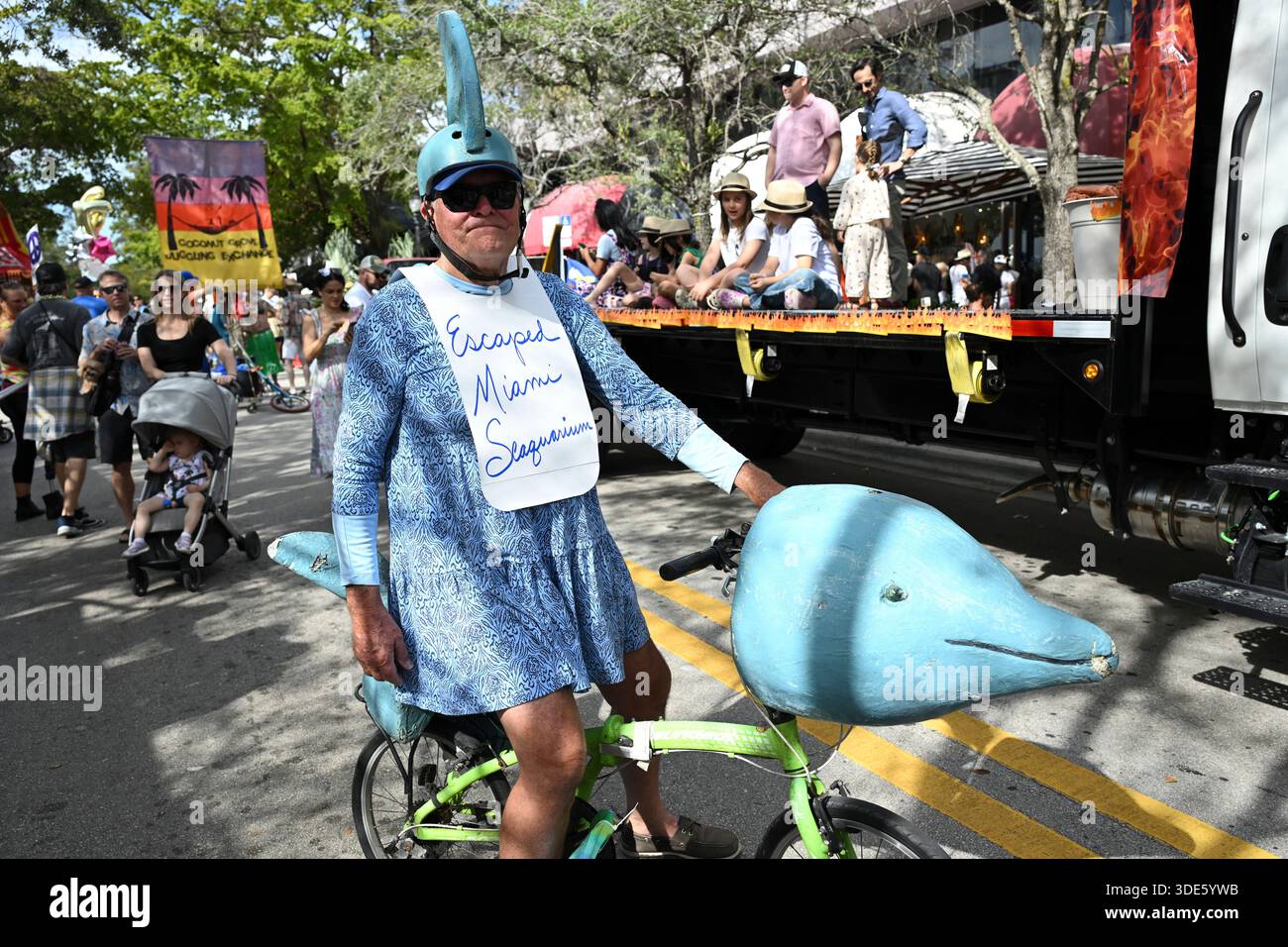 4. Januar 2026, Coconut Grove, Florida, USA: Dolphin at Miami Seaquarium Kostüm. Die Teilnehmer marschieren während der 42. Jährlichen King Mango Strut Parade. Die satirische Parade feiert das seltsame, wunderbare und wild unerwartete mit Kostümen, Musik und Community-getriebenen Auftritten am 4. Januar 2026 in Coconut Grove, Florida. (Kreditbild: © Michele Eve Sandberg/ZUMA Press Wire) NUR REDAKTIONELLE VERWENDUNG! Nicht für kommerzielle ZWECKE! Stockfoto