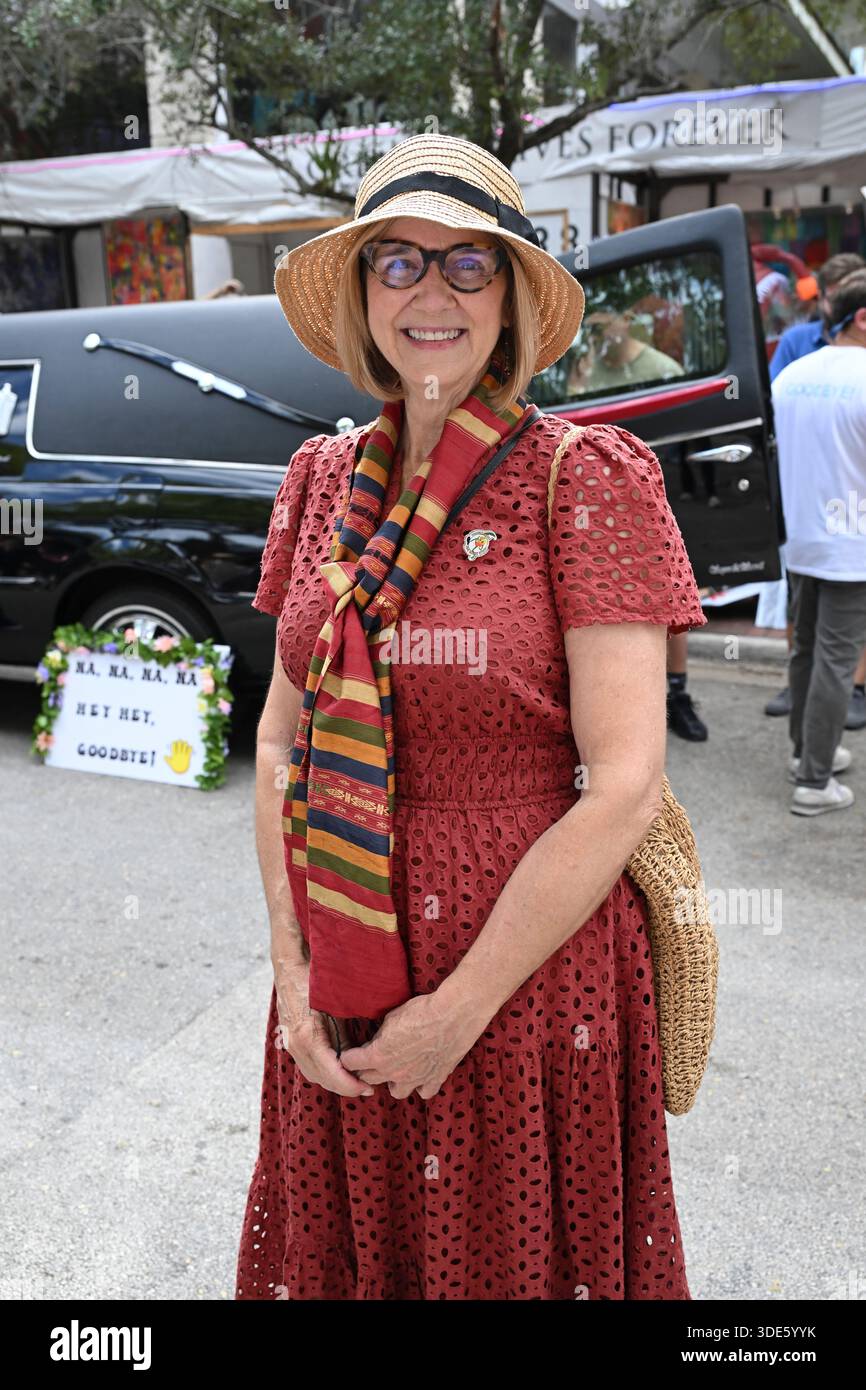 4. Januar 2026: Coconut Grove, Florida, USA: Bürgermeister von Miami Eileen Higgins. Die Teilnehmer marschieren während der 42. Jährlichen King Mango Strut Parade. Die satirische Parade feiert das seltsame, wunderbare und wild unerwartete mit Kostümen, Musik und Community-getriebenen Auftritten am 4. Januar 2026 in Coconut Grove, Florida. (Kreditbild: © Michele Eve Sandberg/ZUMA Press Wire) NUR REDAKTIONELLE VERWENDUNG! Nicht für kommerzielle ZWECKE! Stockfoto
