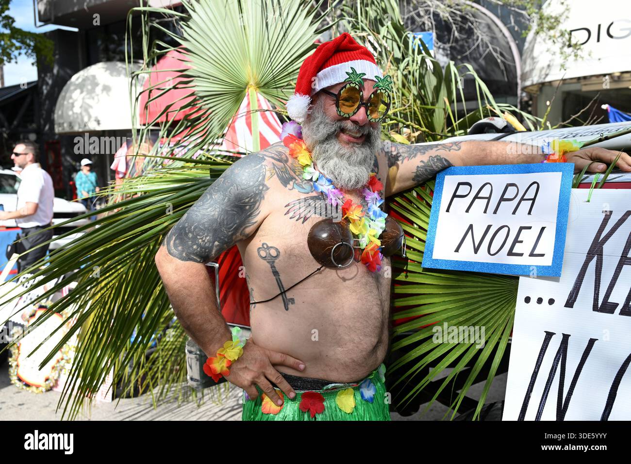 4. Januar 2026, Coconut Grove, Florida, USA: Teilnehmer marschieren während der 42. Jährlichen King Mango Strut Parade. Die satirische Parade feiert das seltsame, wunderbare und wild unerwartete mit Kostümen, Musik und Community-getriebenen Auftritten am 4. Januar 2026 in Coconut Grove, Florida. (Kreditbild: © Michele Eve Sandberg/ZUMA Press Wire) NUR REDAKTIONELLE VERWENDUNG! Nicht für kommerzielle ZWECKE! Stockfoto