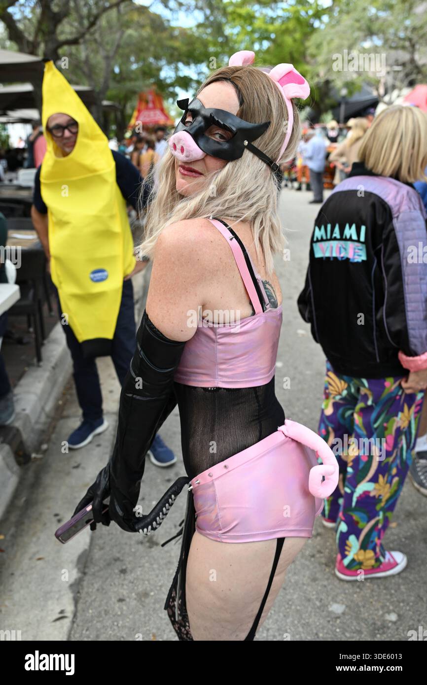 4. Januar 2026, Coconut Grove, Florida, USA: Teilnehmer marschieren während der 42. Jährlichen King Mango Strut Parade. Die satirische Parade feiert das seltsame, wunderbare und wild unerwartete mit Kostümen, Musik und Community-getriebenen Auftritten am 4. Januar 2026 in Coconut Grove, Florida. (Kreditbild: © Michele Eve Sandberg/ZUMA Press Wire) NUR REDAKTIONELLE VERWENDUNG! Nicht für kommerzielle ZWECKE! Stockfoto