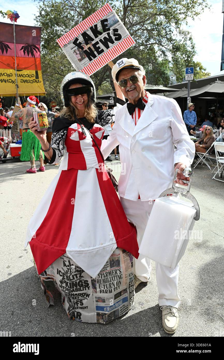 Januar 2026, Coconut Grove, Florida, USA: Fake News Kostüme. Die Teilnehmer marschieren während der 42. Jährlichen King Mango Strut Parade. Die satirische Parade feiert das seltsame, wunderbare und wild unerwartete mit Kostümen, Musik und Community-getriebenen Auftritten am 4. Januar 2026 in Coconut Grove, Florida. (Kreditbild: © Michele Eve Sandberg/ZUMA Press Wire) NUR REDAKTIONELLE VERWENDUNG! Nicht für kommerzielle ZWECKE! Stockfoto