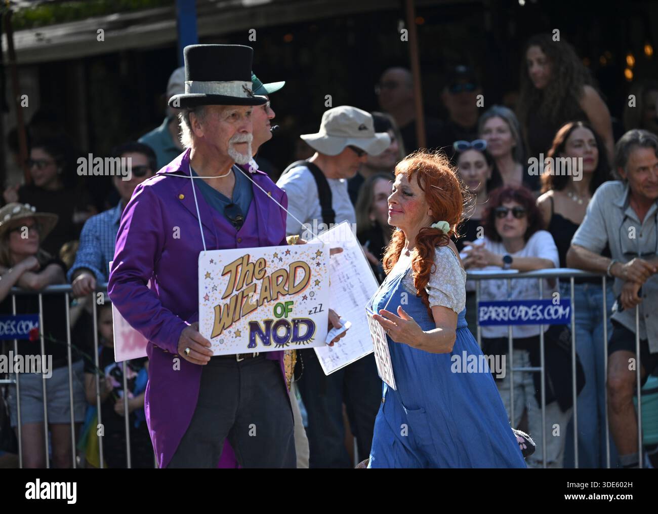 4. Januar 2026, Coconut Grove, Florida, USA: Teilnehmer marschieren während der 42. Jährlichen King Mango Strut Parade. Die satirische Parade feiert das seltsame, wunderbare und wild unerwartete mit Kostümen, Musik und Community-getriebenen Auftritten am 4. Januar 2026 in Coconut Grove, Florida. (Kreditbild: © Michele Eve Sandberg/ZUMA Press Wire) NUR REDAKTIONELLE VERWENDUNG! Nicht für kommerzielle ZWECKE! Stockfoto