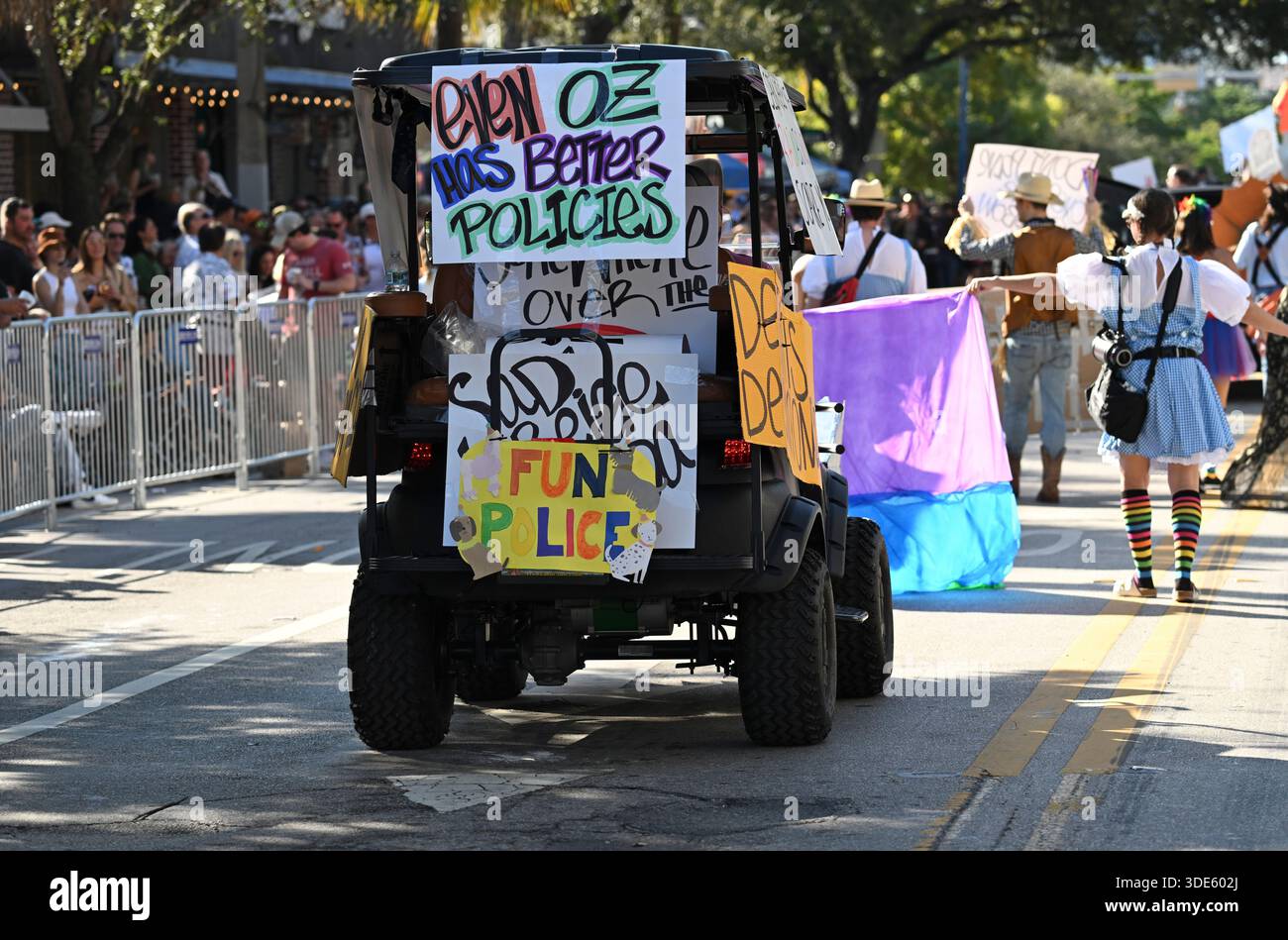 4. Januar 2026: Coconut Grove, Florida, USA: Politische Satire. Die Teilnehmer marschieren während der 42. Jährlichen King Mango Strut Parade. Die satirische Parade feiert das seltsame, wunderbare und wild unerwartete mit Kostümen, Musik und Community-getriebenen Auftritten am 4. Januar 2026 in Coconut Grove, Florida. (Kreditbild: © Michele Eve Sandberg/ZUMA Press Wire) NUR REDAKTIONELLE VERWENDUNG! Nicht für kommerzielle ZWECKE! Stockfoto