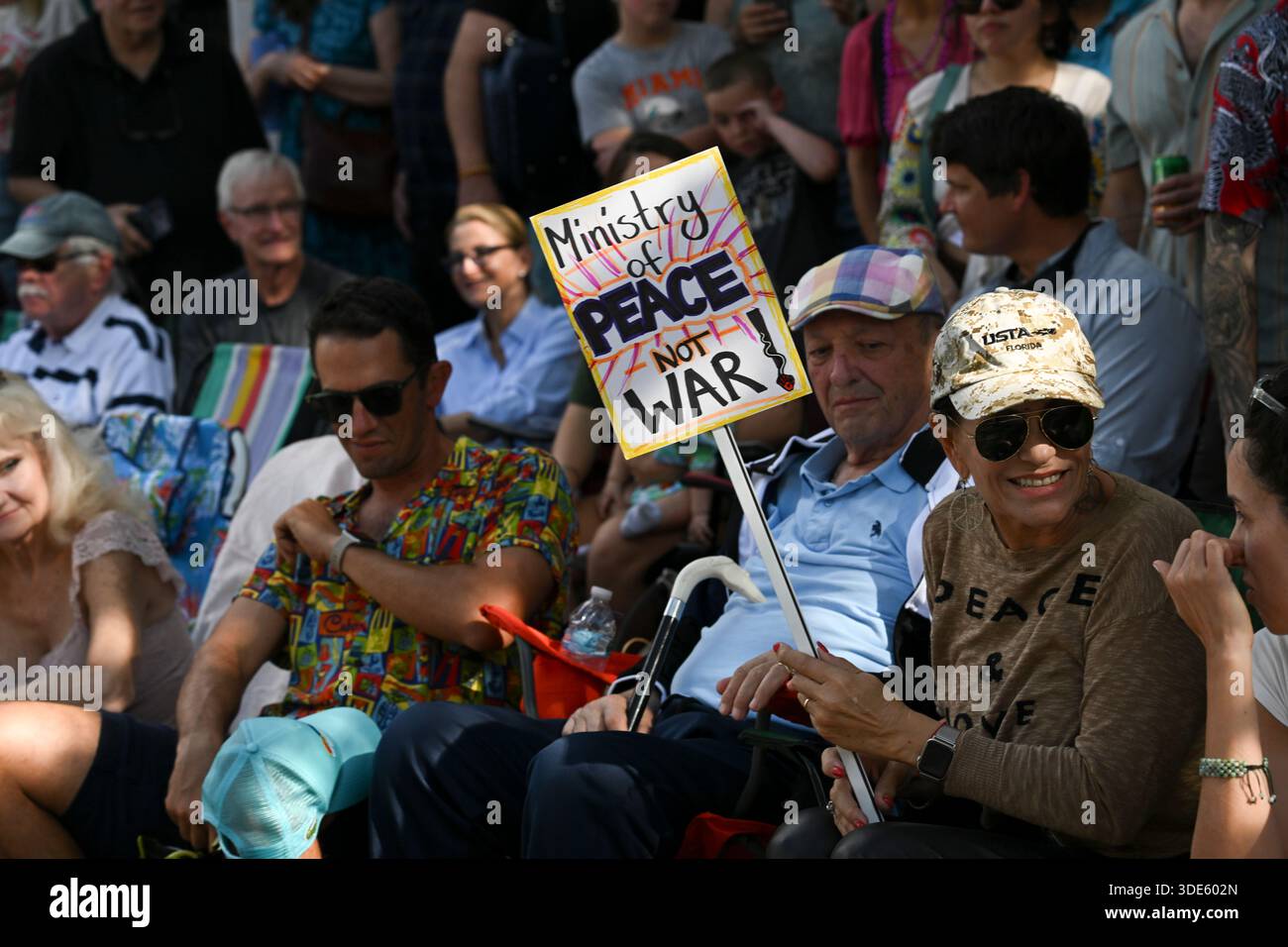 4. Januar 2026, Coconut Grove, Florida, USA: Politisches Zeichen. Die Teilnehmer marschieren während der 42. Jährlichen King Mango Strut Parade. Die satirische Parade feiert das seltsame, wunderbare und wild unerwartete mit Kostümen, Musik und Community-getriebenen Auftritten am 4. Januar 2026 in Coconut Grove, Florida. (Kreditbild: © Michele Eve Sandberg/ZUMA Press Wire) NUR REDAKTIONELLE VERWENDUNG! Nicht für kommerzielle ZWECKE! Stockfoto