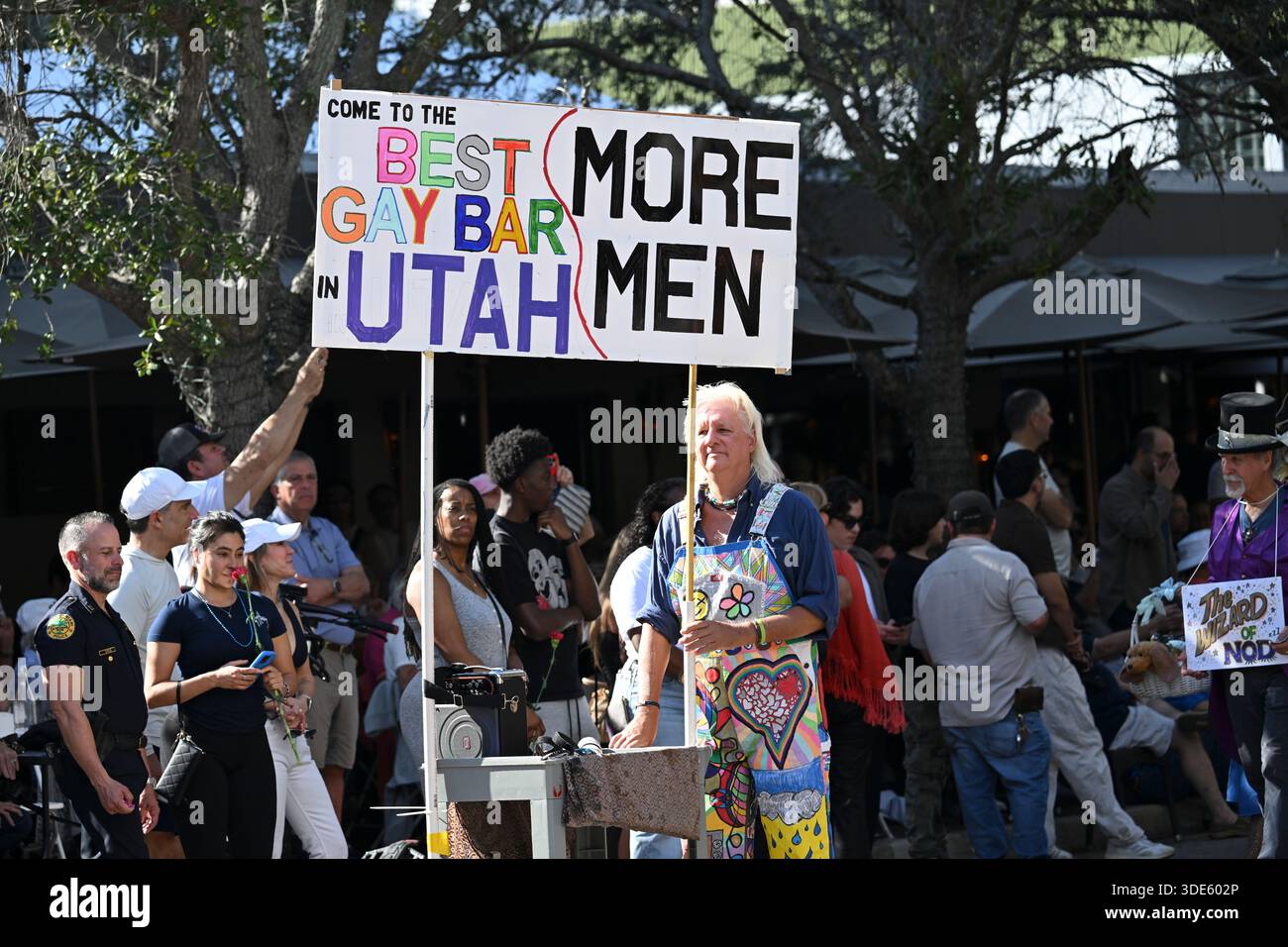 4. Januar 2026, Coconut Grove, Florida, USA: Teilnehmer marschieren während der 42. Jährlichen King Mango Strut Parade. Die satirische Parade feiert das seltsame, wunderbare und wild unerwartete mit Kostümen, Musik und Community-getriebenen Auftritten am 4. Januar 2026 in Coconut Grove, Florida. (Kreditbild: © Michele Eve Sandberg/ZUMA Press Wire) NUR REDAKTIONELLE VERWENDUNG! Nicht für kommerzielle ZWECKE! Stockfoto