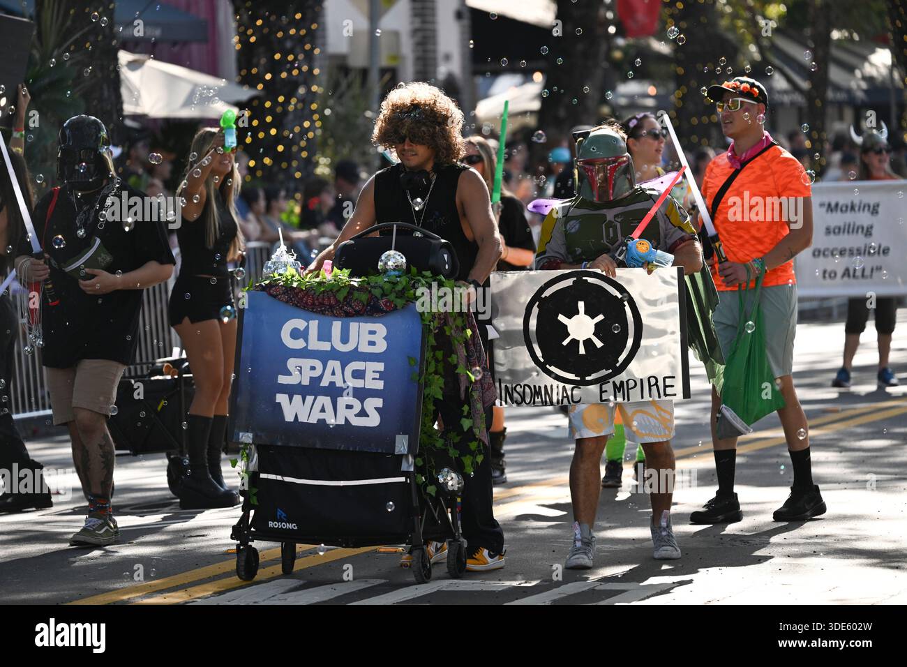 4. Januar 2026, Coconut Grove, Florida, USA: Teilnehmer marschieren während der 42. Jährlichen King Mango Strut Parade. Die satirische Parade feiert das seltsame, wunderbare und wild unerwartete mit Kostümen, Musik und Community-getriebenen Auftritten am 4. Januar 2026 in Coconut Grove, Florida. (Kreditbild: © Michele Eve Sandberg/ZUMA Press Wire) NUR REDAKTIONELLE VERWENDUNG! Nicht für kommerzielle ZWECKE! Stockfoto
