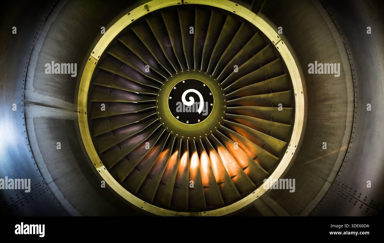Fan-Triebwerk und Turbinenschaufeln moderner ziviler Passagierflugzeuge. Wartung von Flugzeugtriebwerken Stockfoto